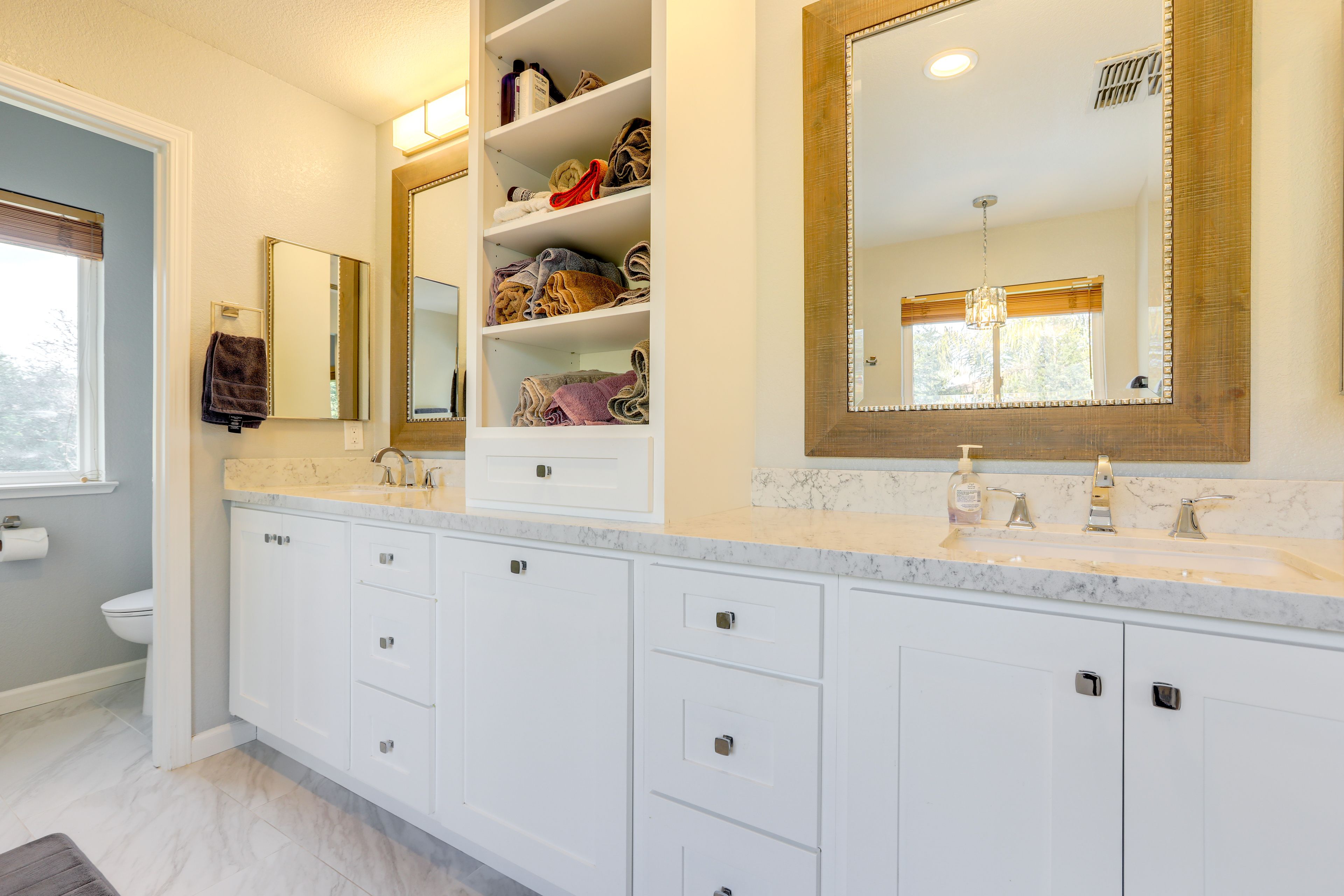 Full Bathroom | Towels Provided | 2nd Floor