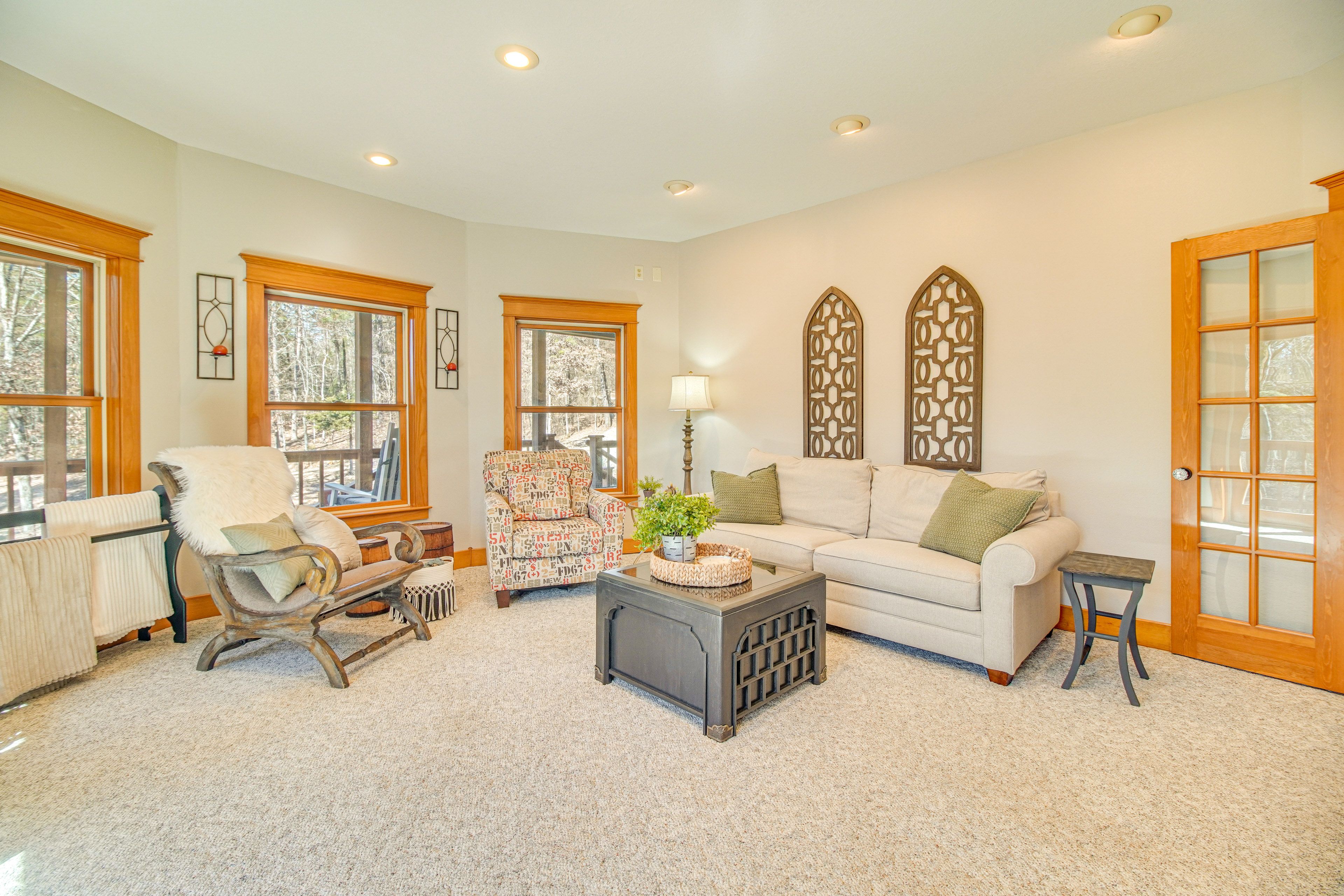 Sunroom | Queen Sleeper Sofa | Smart TV