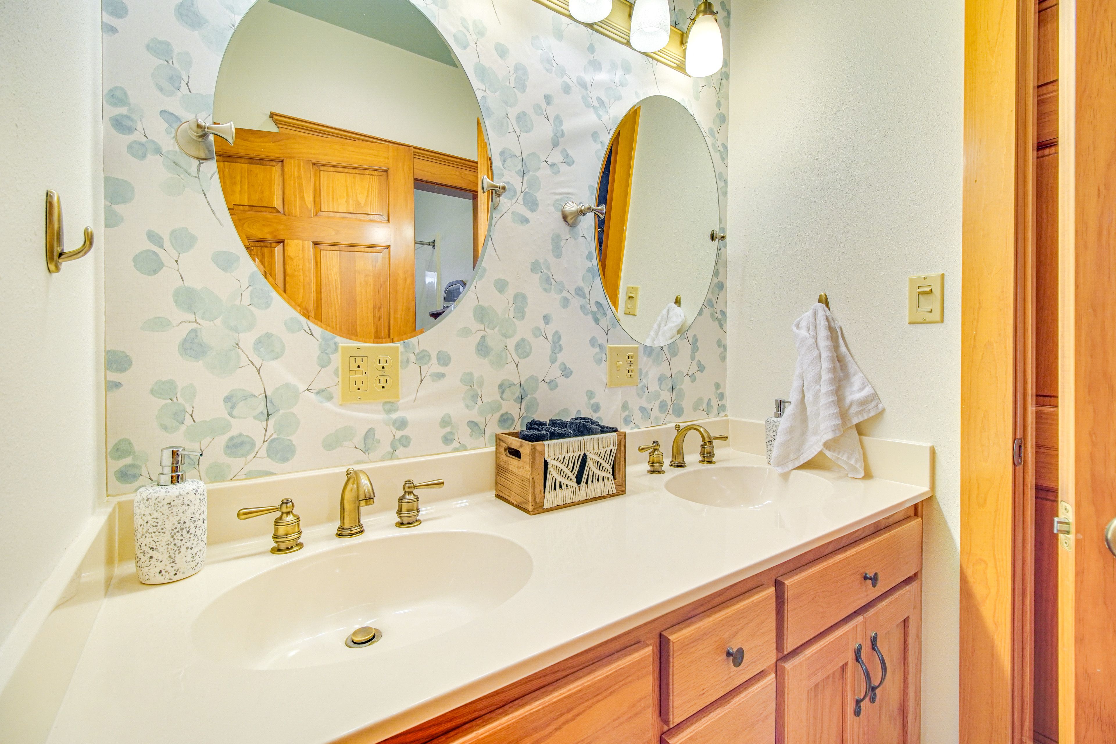 Jack-and-Jill Bathroom | Towels Provided