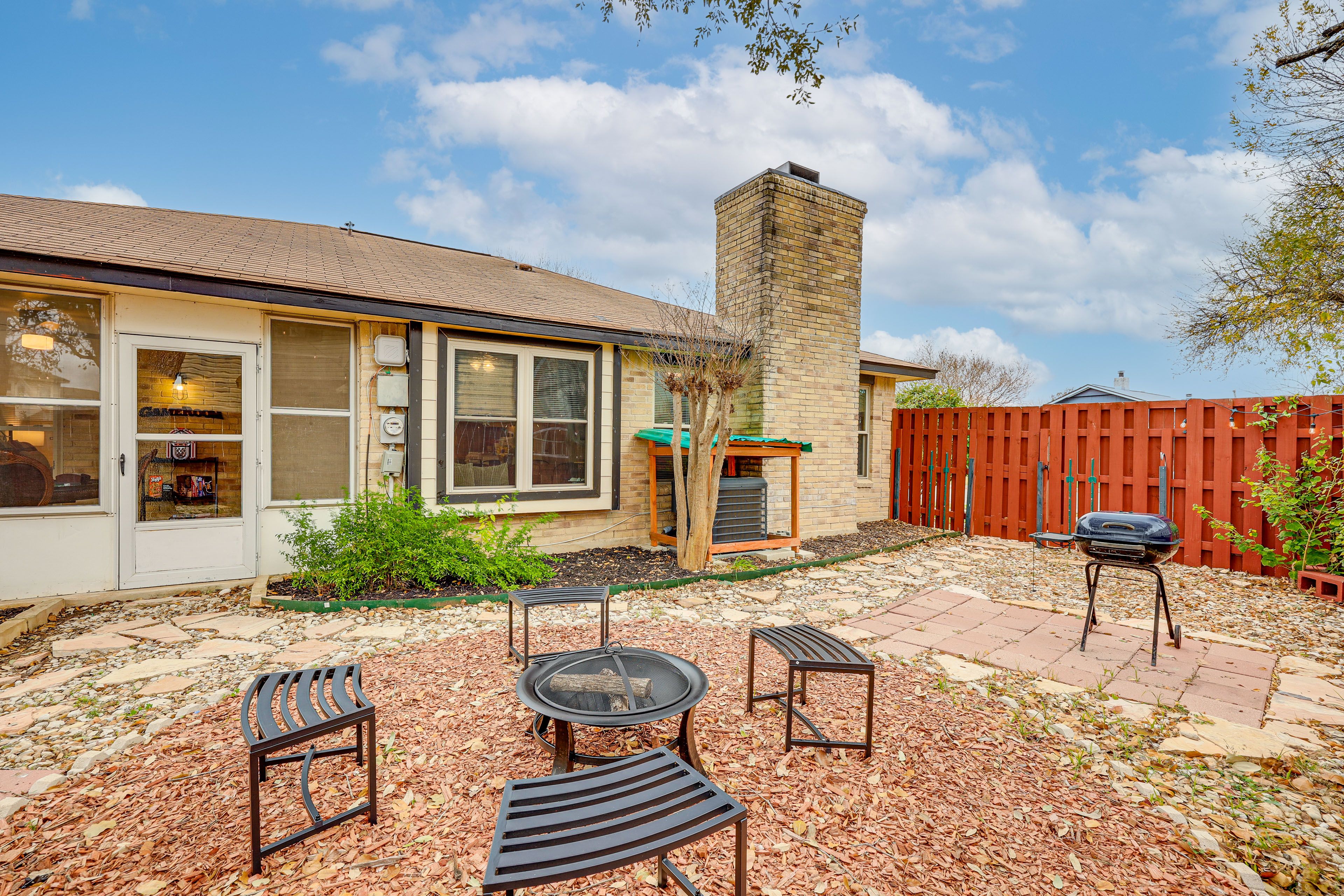 Universal City Vacation Rental | 3BR | 2BA | 1 Step Required | 1,222 Sq Ft