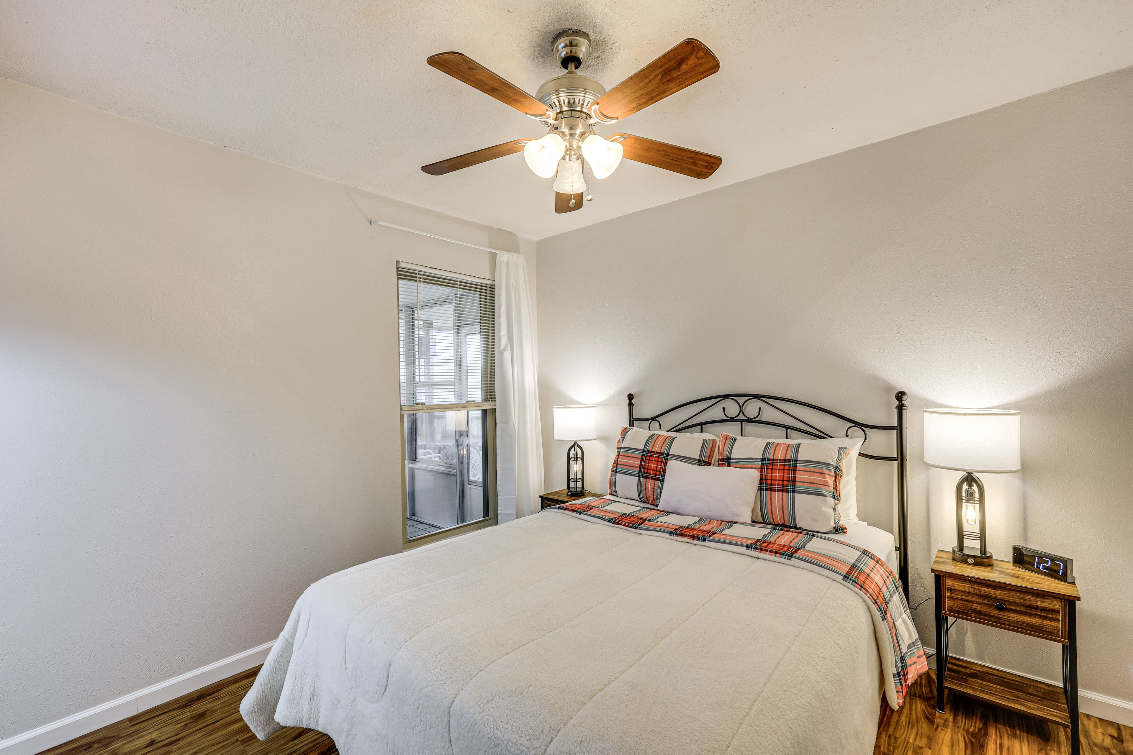 Bedroom 3 | Queen Bed