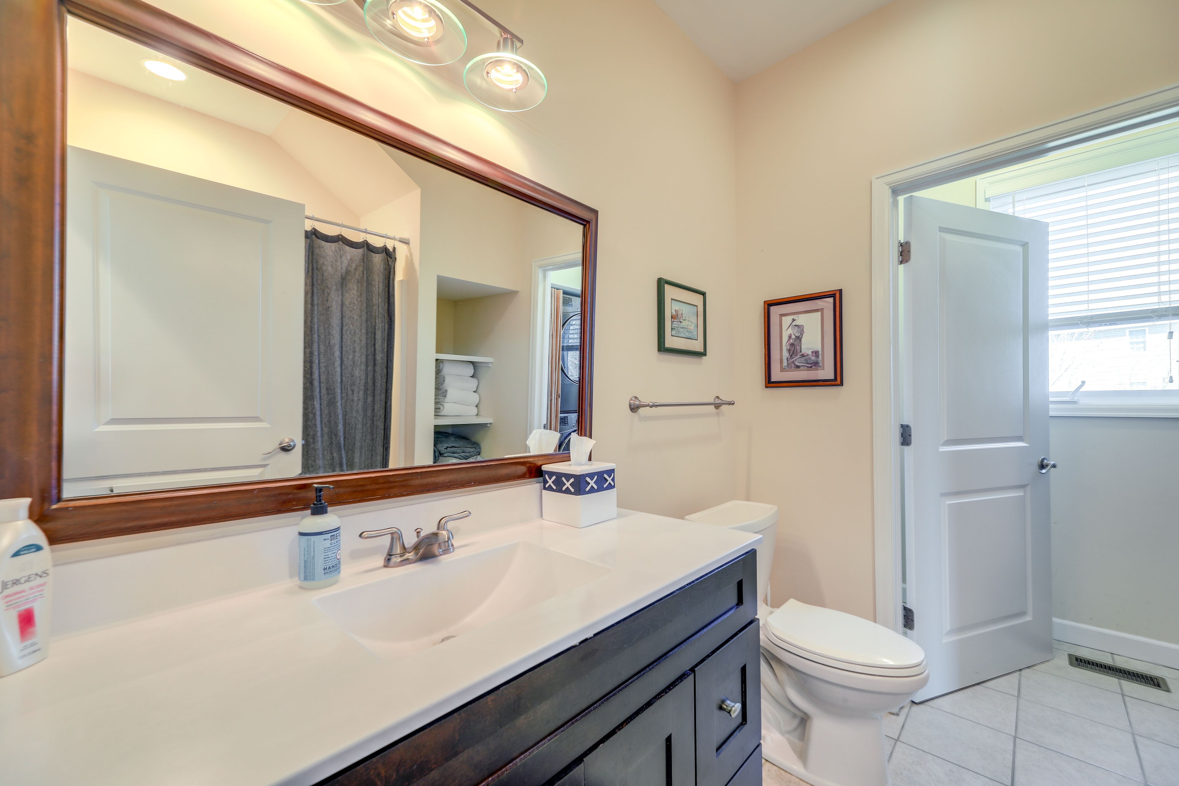 Full Bathroom | 1st Level | Towels Provided | Hair Dryer