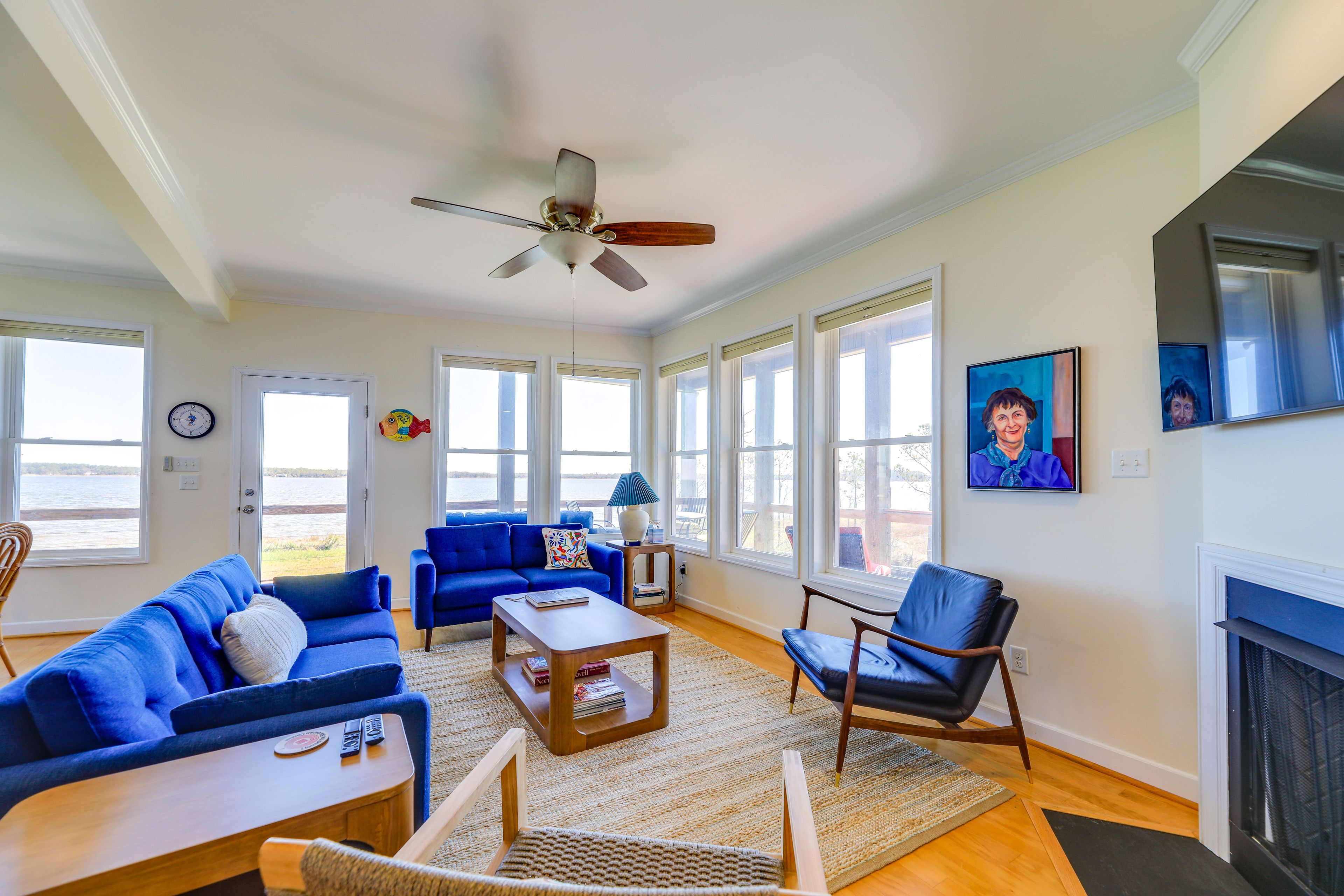 Living Room | 1st Level | Central Heating & A/C | Free WiFi | Smart TV