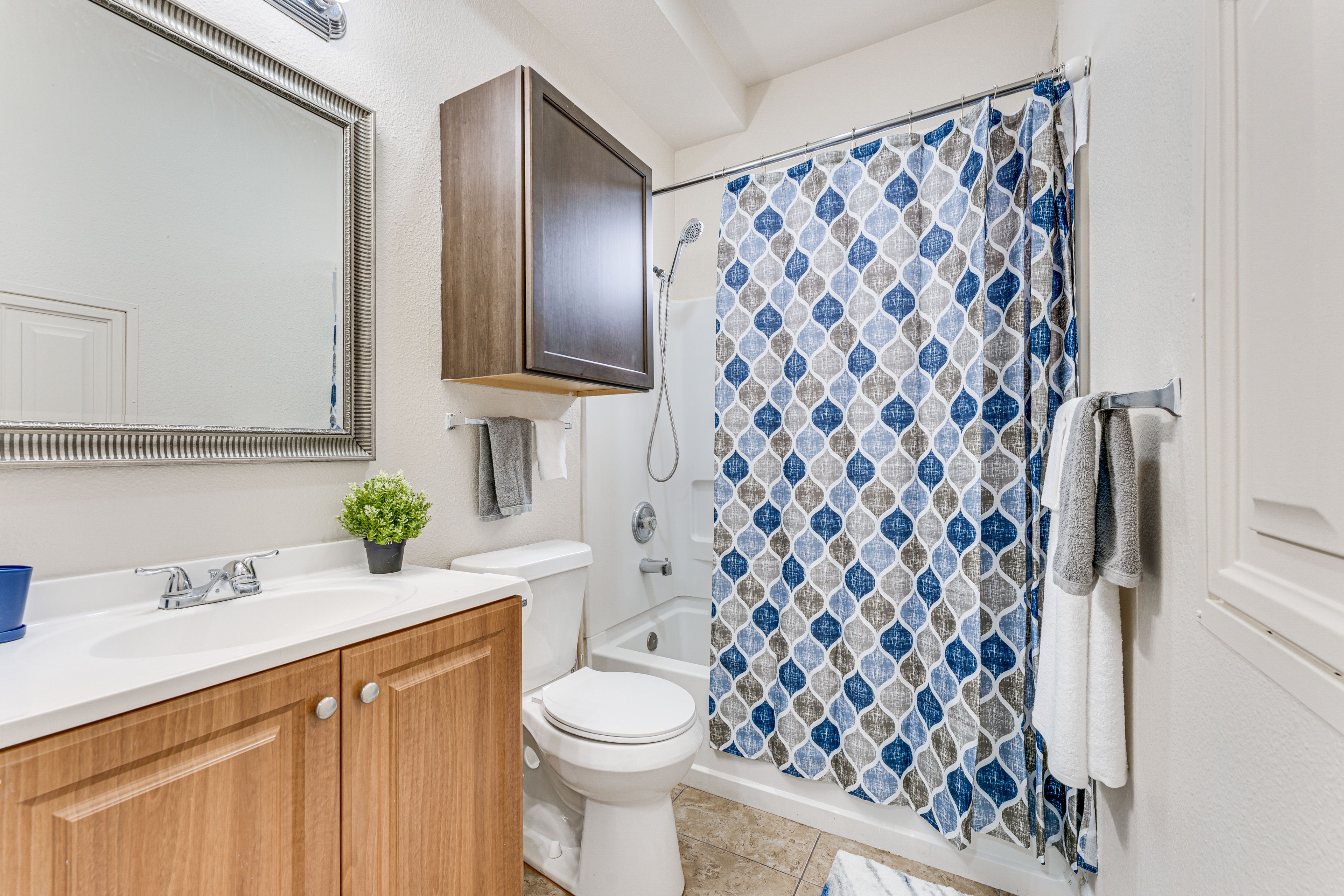 Full Bathroom | Towels Provided