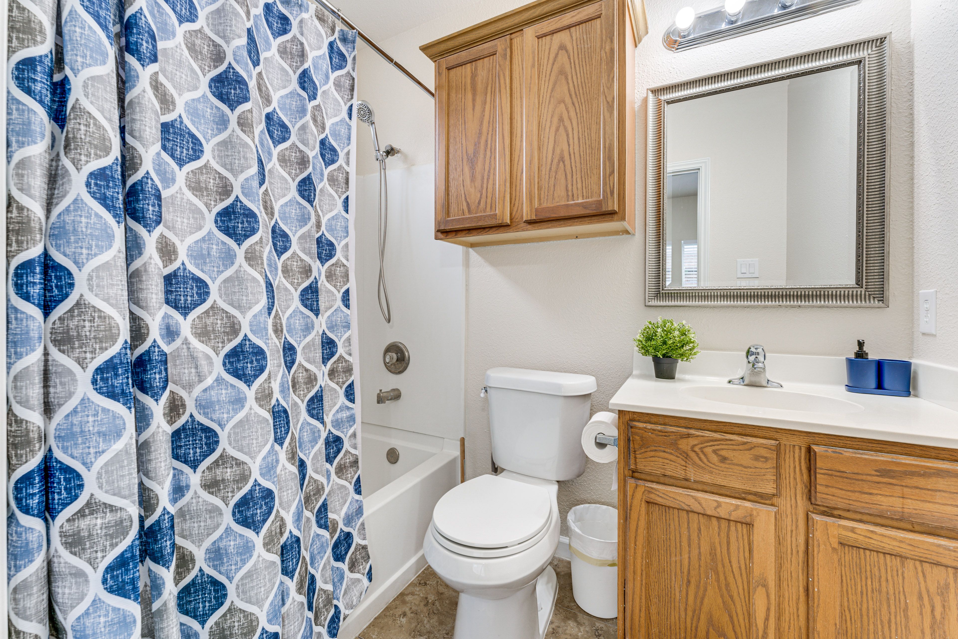 Full Bathroom | Shower/Tub Combo