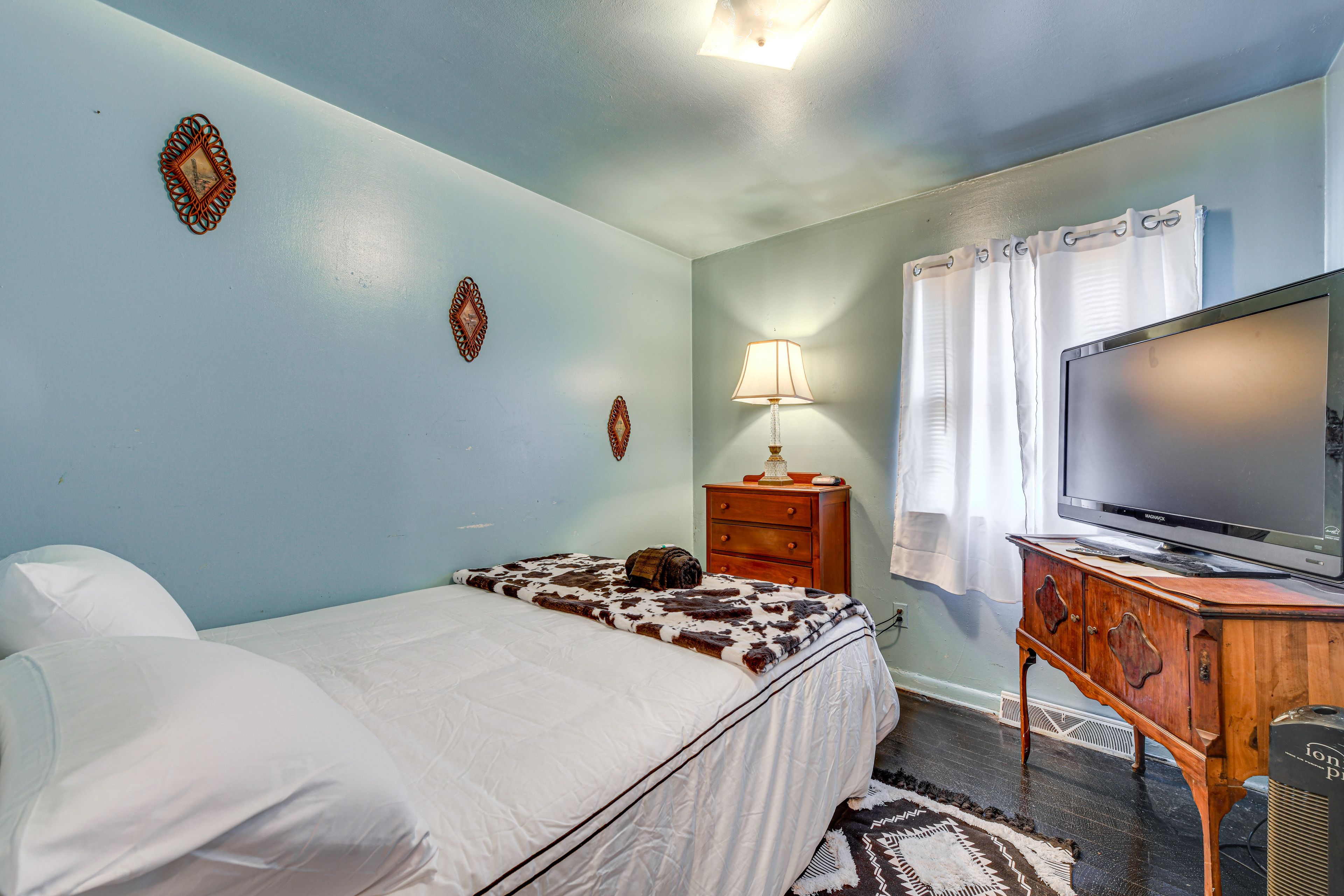 Bedroom 1 | Queen Bed