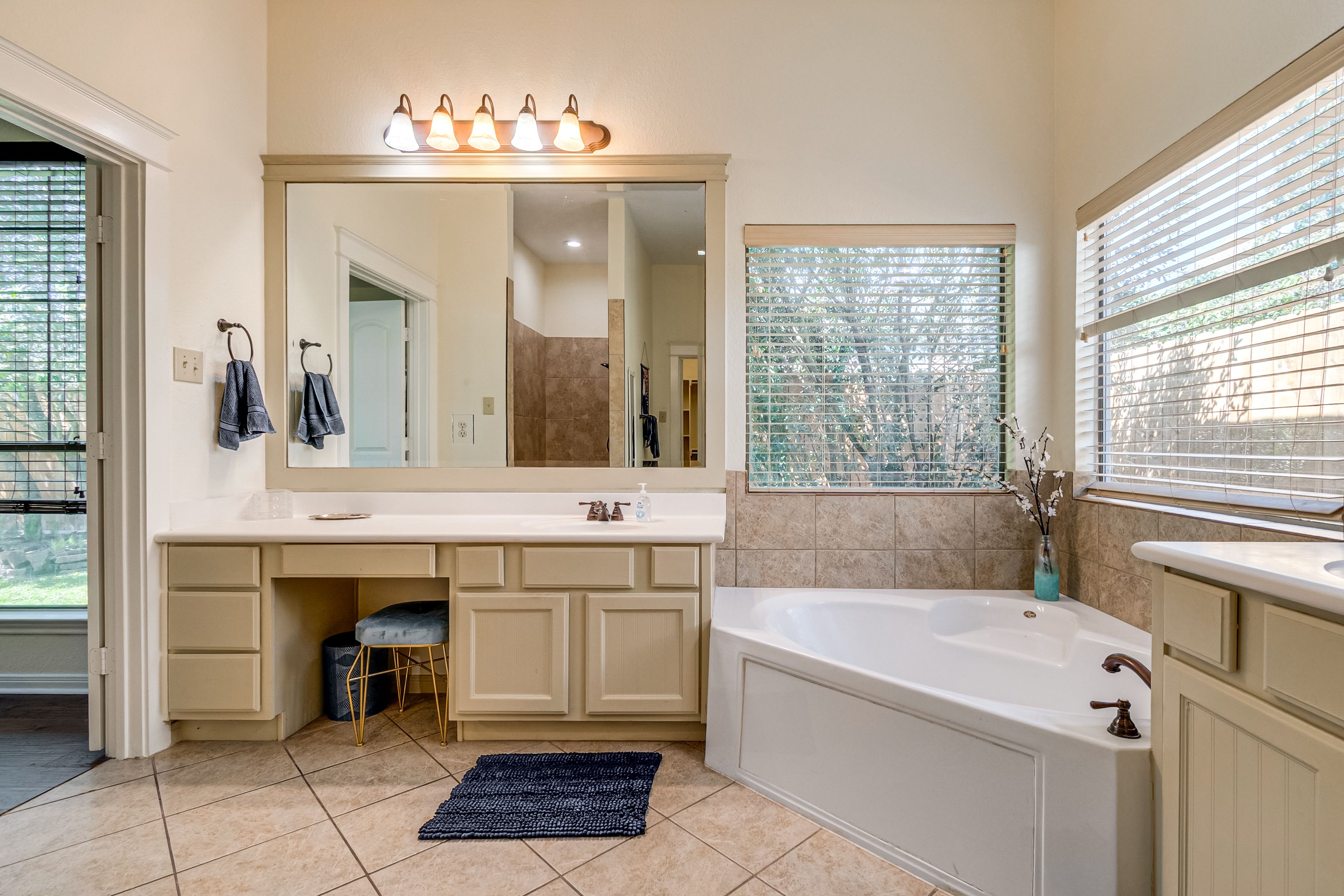 En-Suite Bathroom | Towels & Linens Provided | 1st Floor