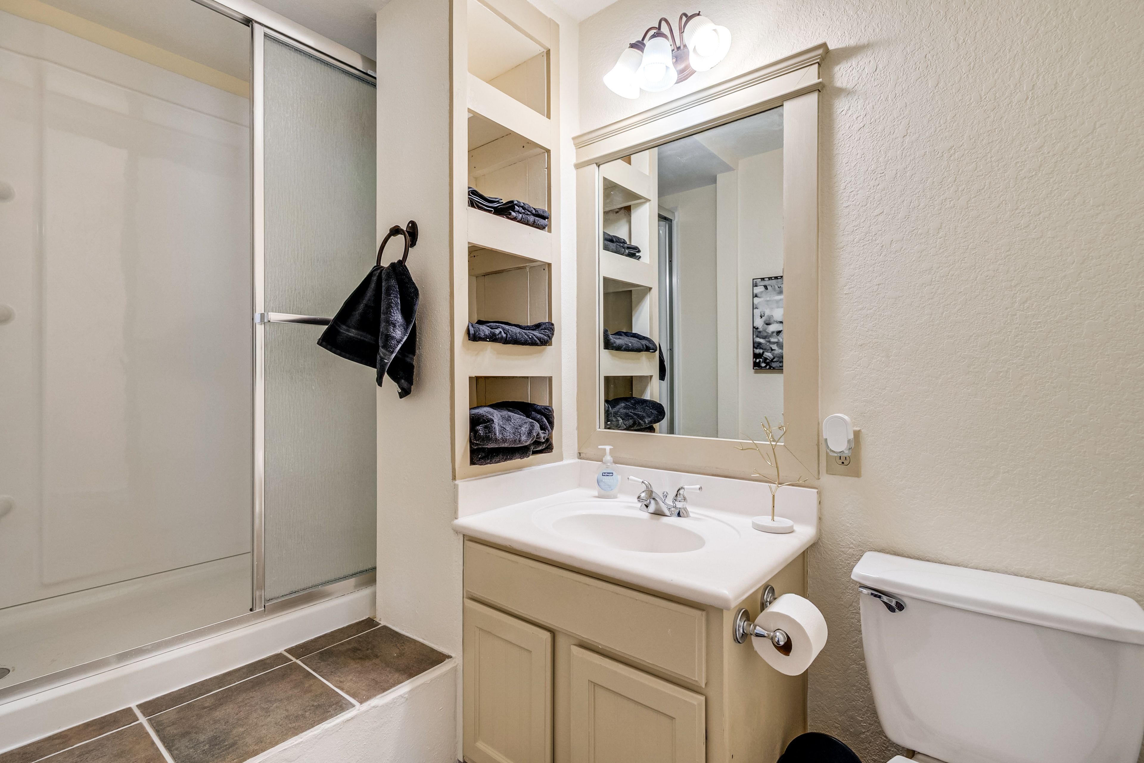 Full Bathroom | 2nd Floor