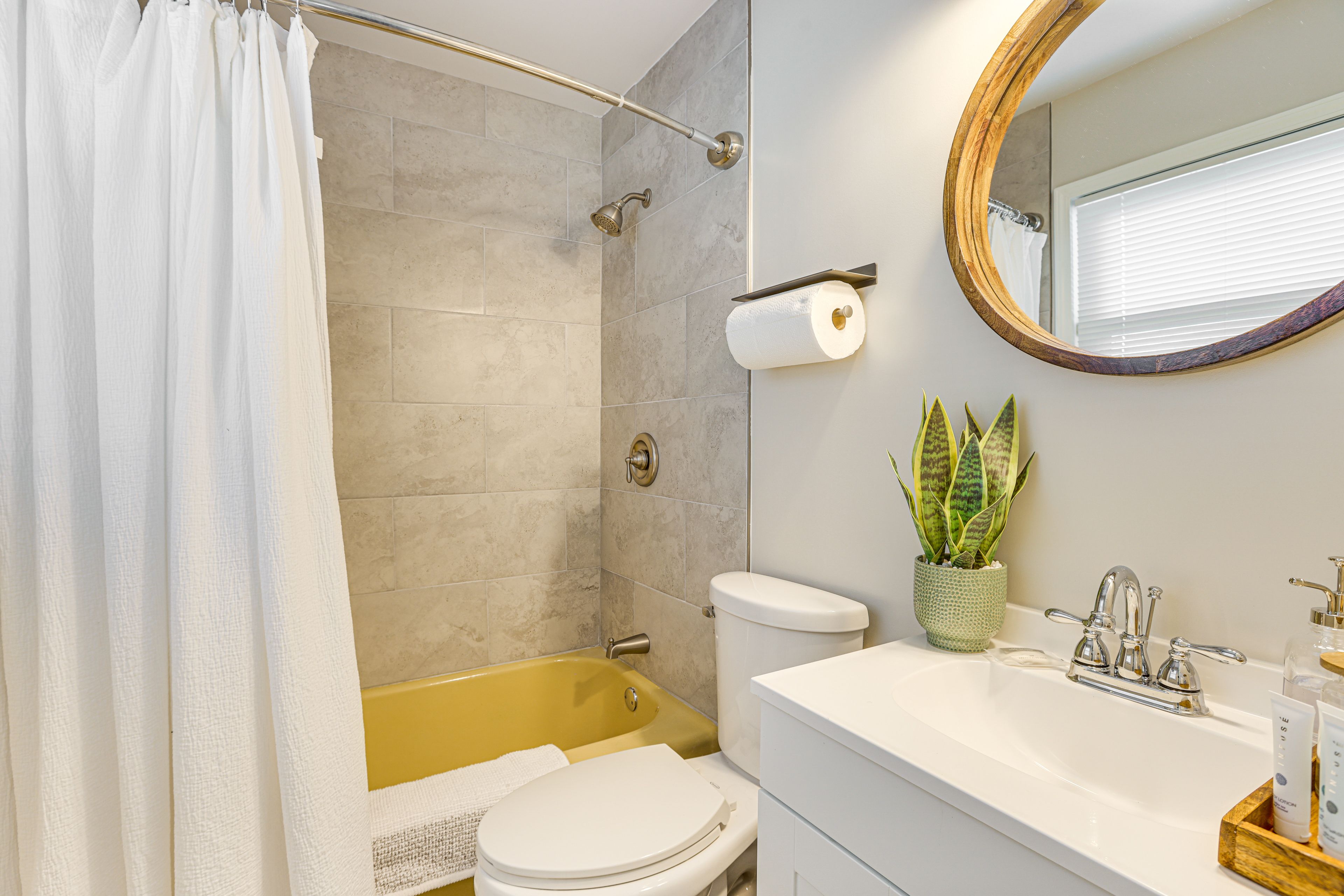 Full Bathroom | Towels Provided