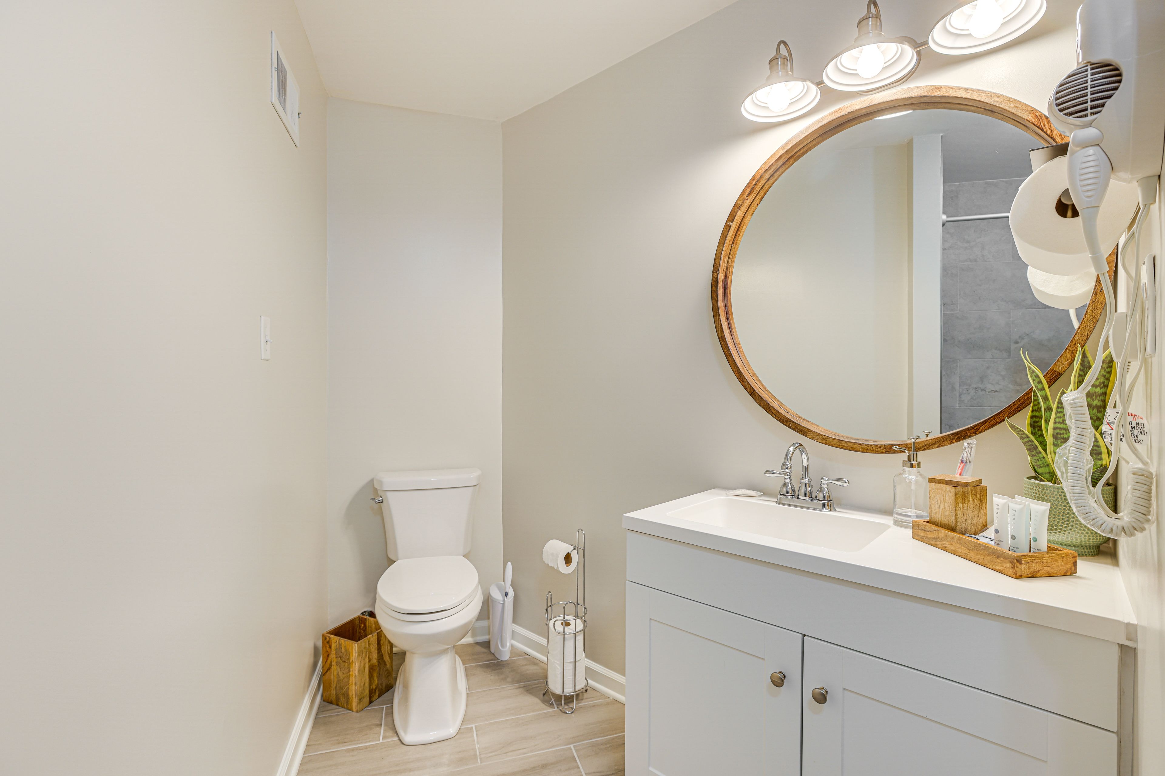 Full Bathroom | Towels Provided