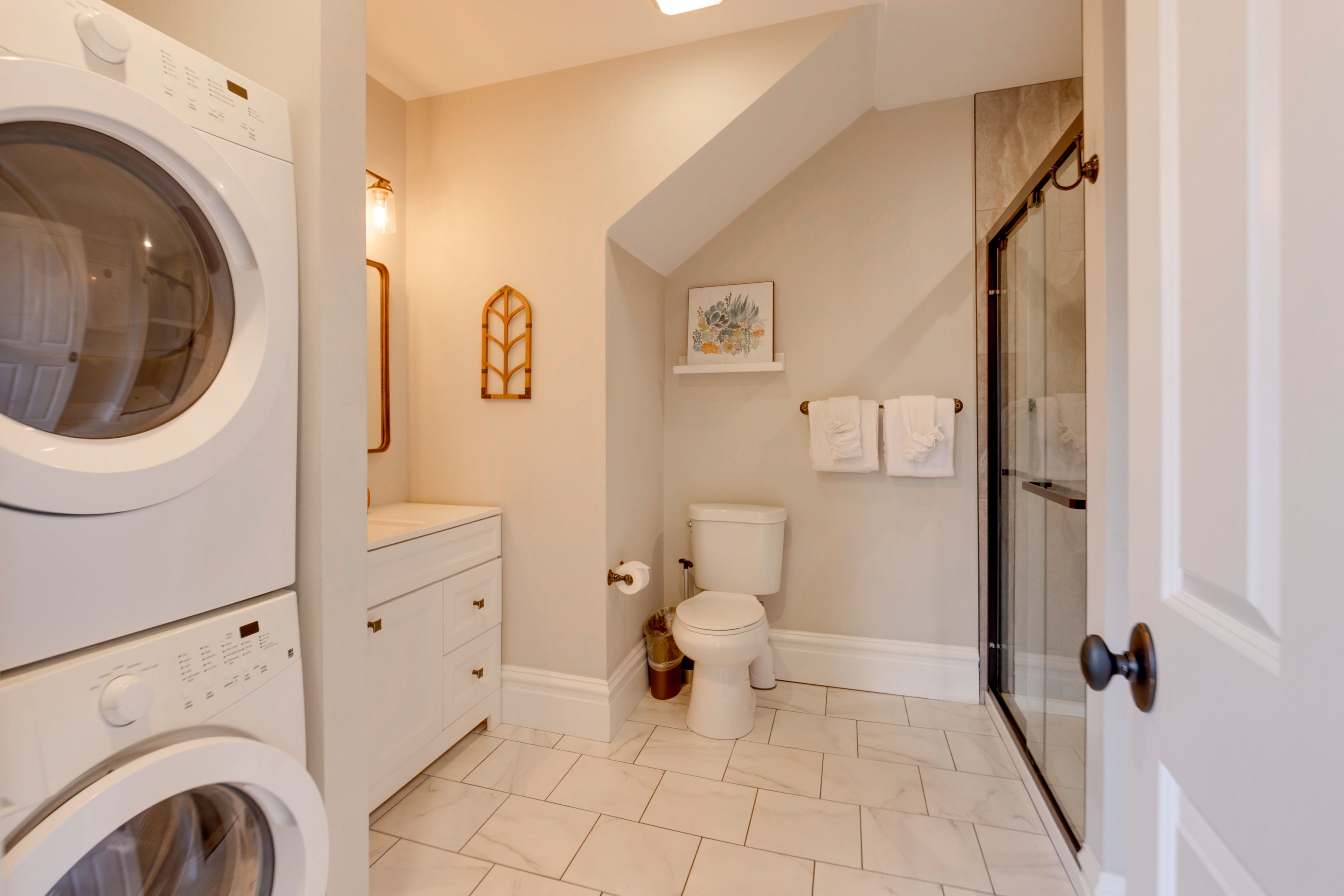 Full Bathroom | 1st Floor | Washer & Dryer | Towels Provided