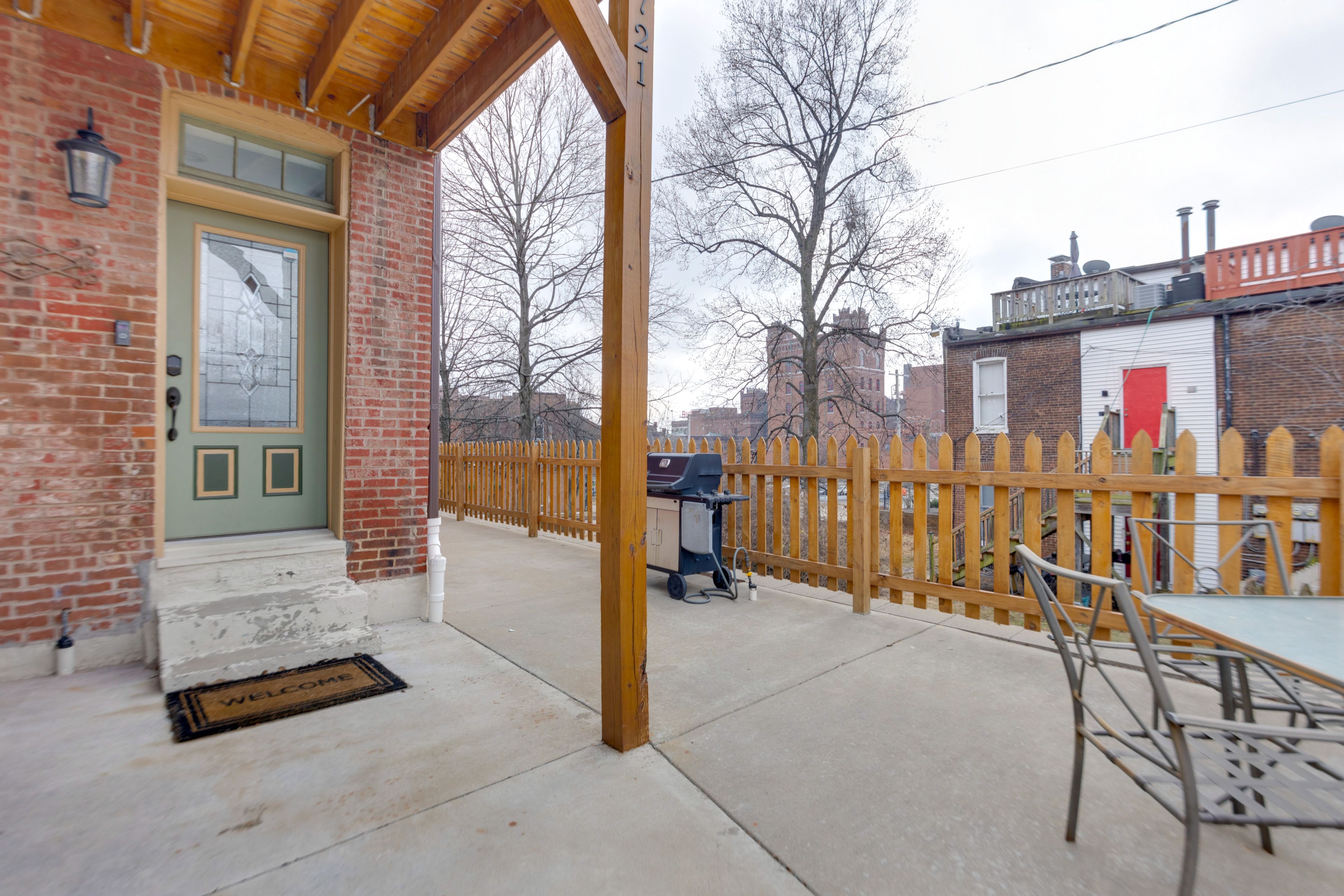 Apartment Exterior | Private Entrance | Gas Grill | Dining Area