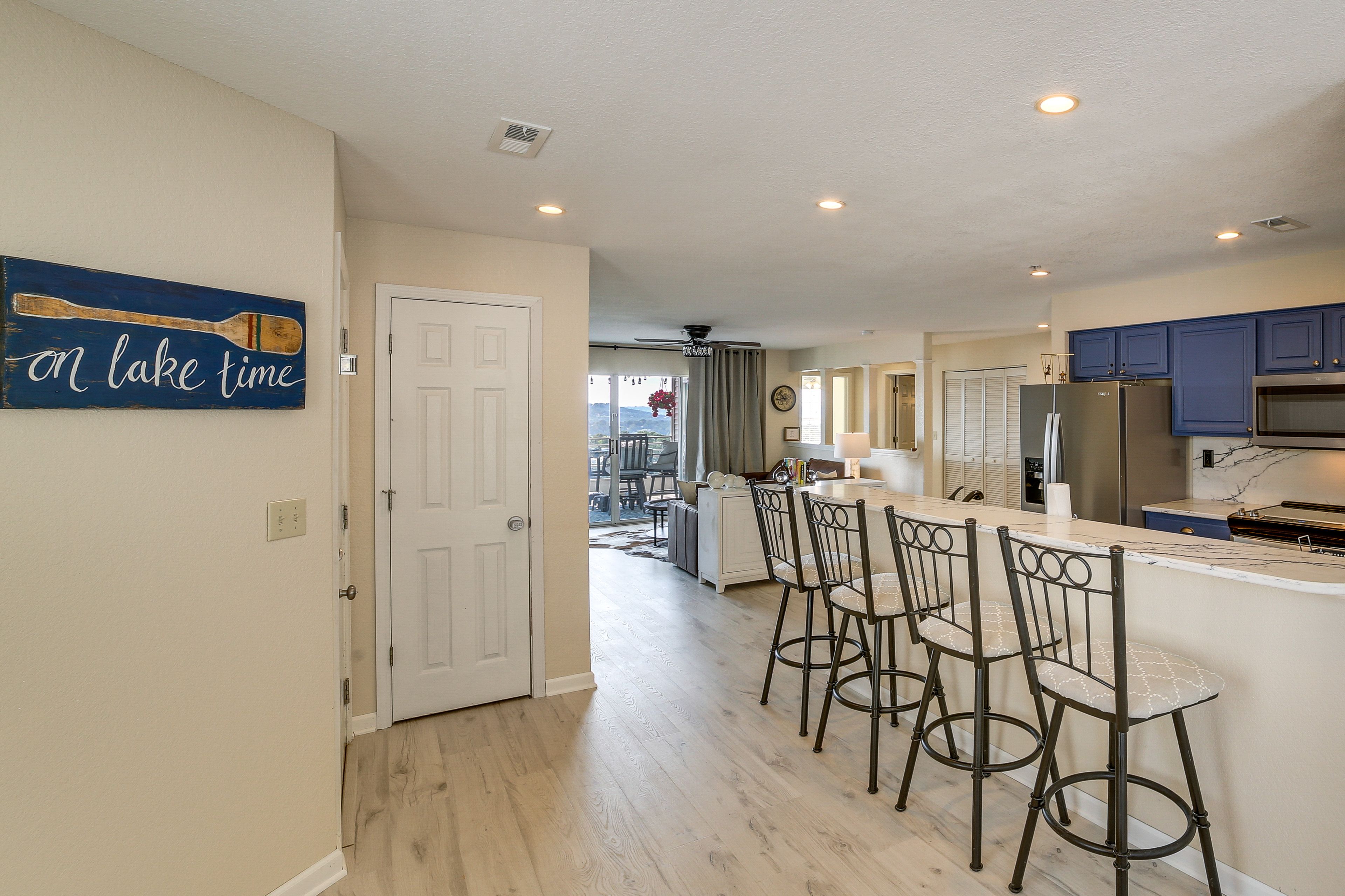 Kitchen | Breakfast Bar w/ Seating | Dishwasher | Cooking Basics