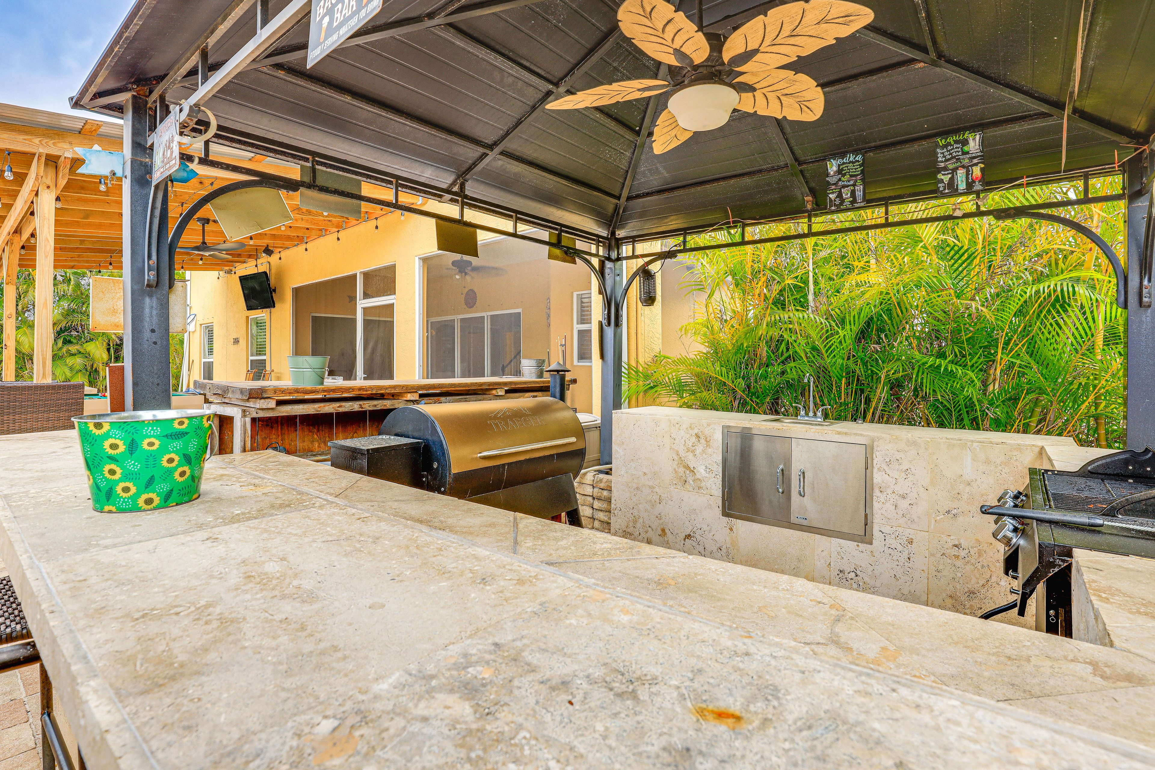 Outdoor Kitchen | Gas Grill | Smoker