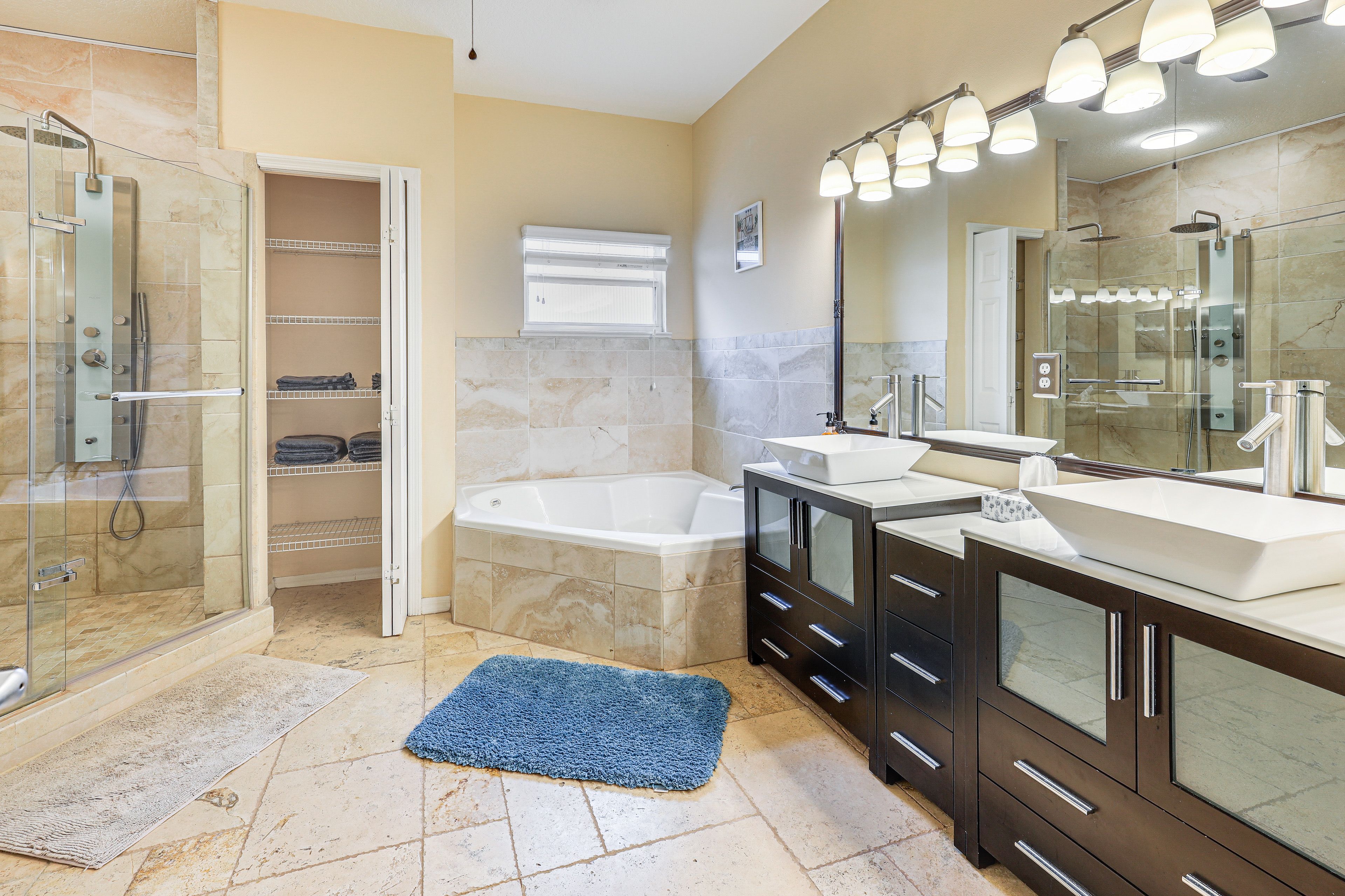 En-Suite Bathroom | Towels Provided | 2nd Floor