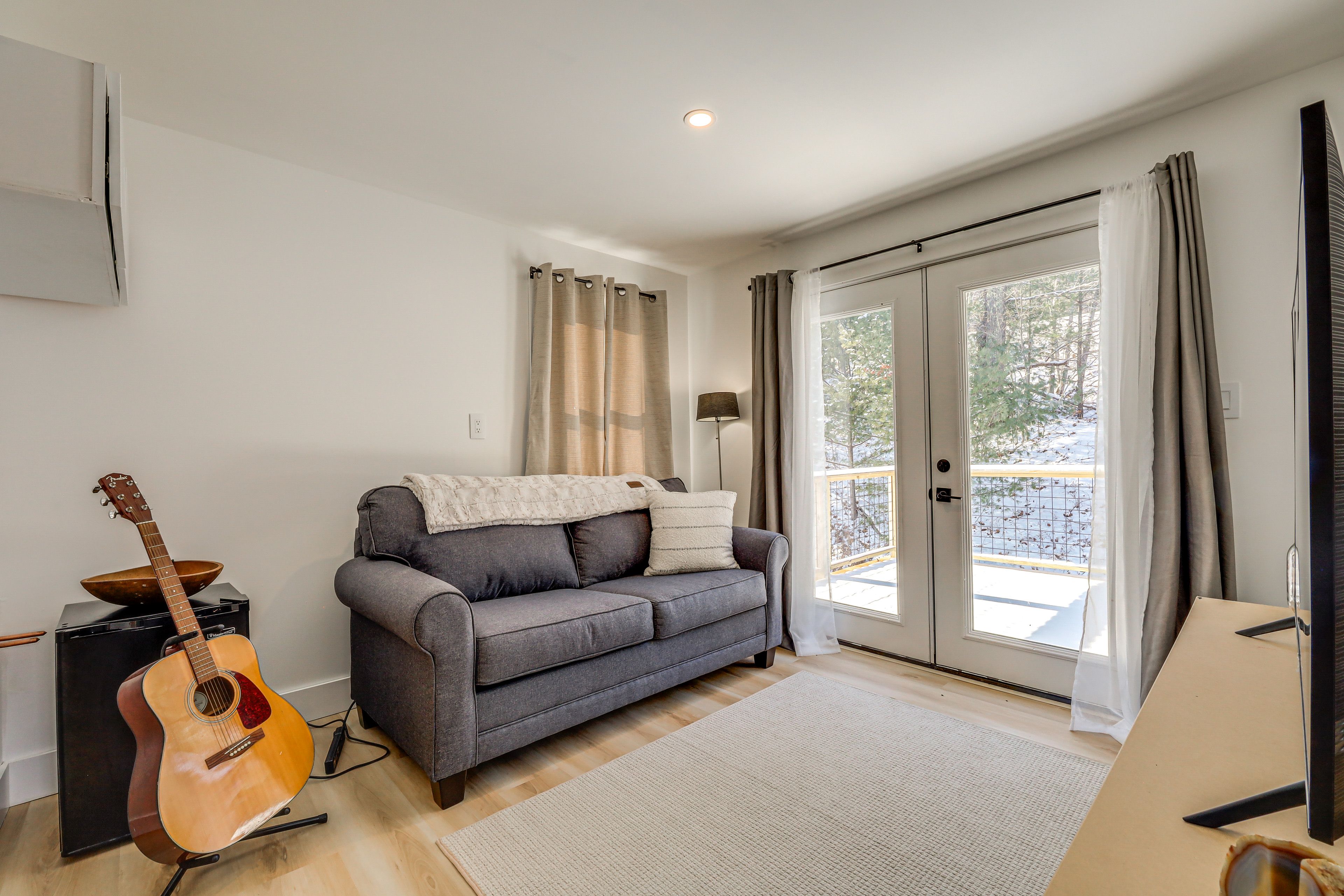 Upper Living Area | Queen Sleeper Sofa | Smart TV | Board Games | 2nd Floor