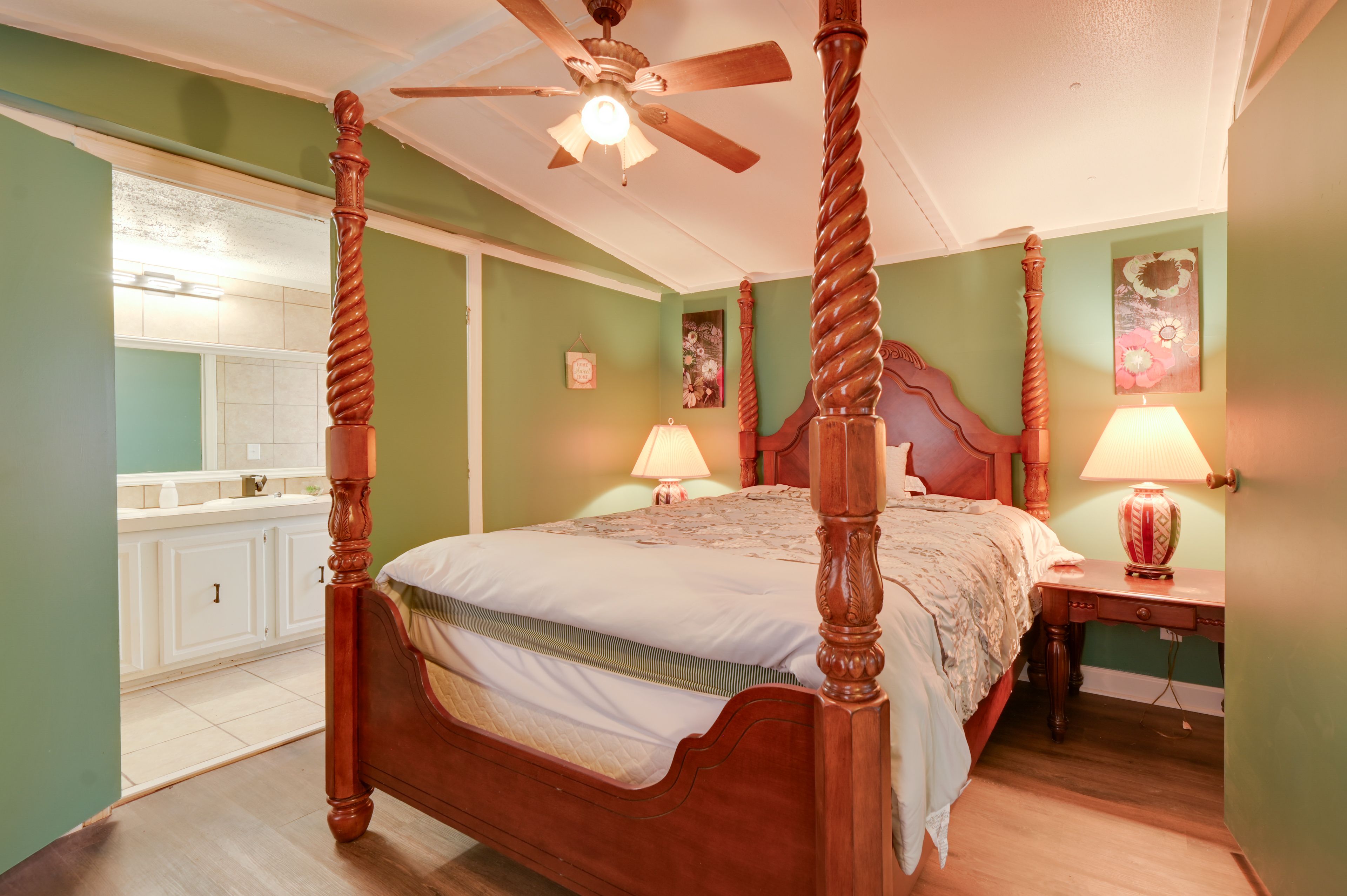 Bedroom 1 | Queen Bed