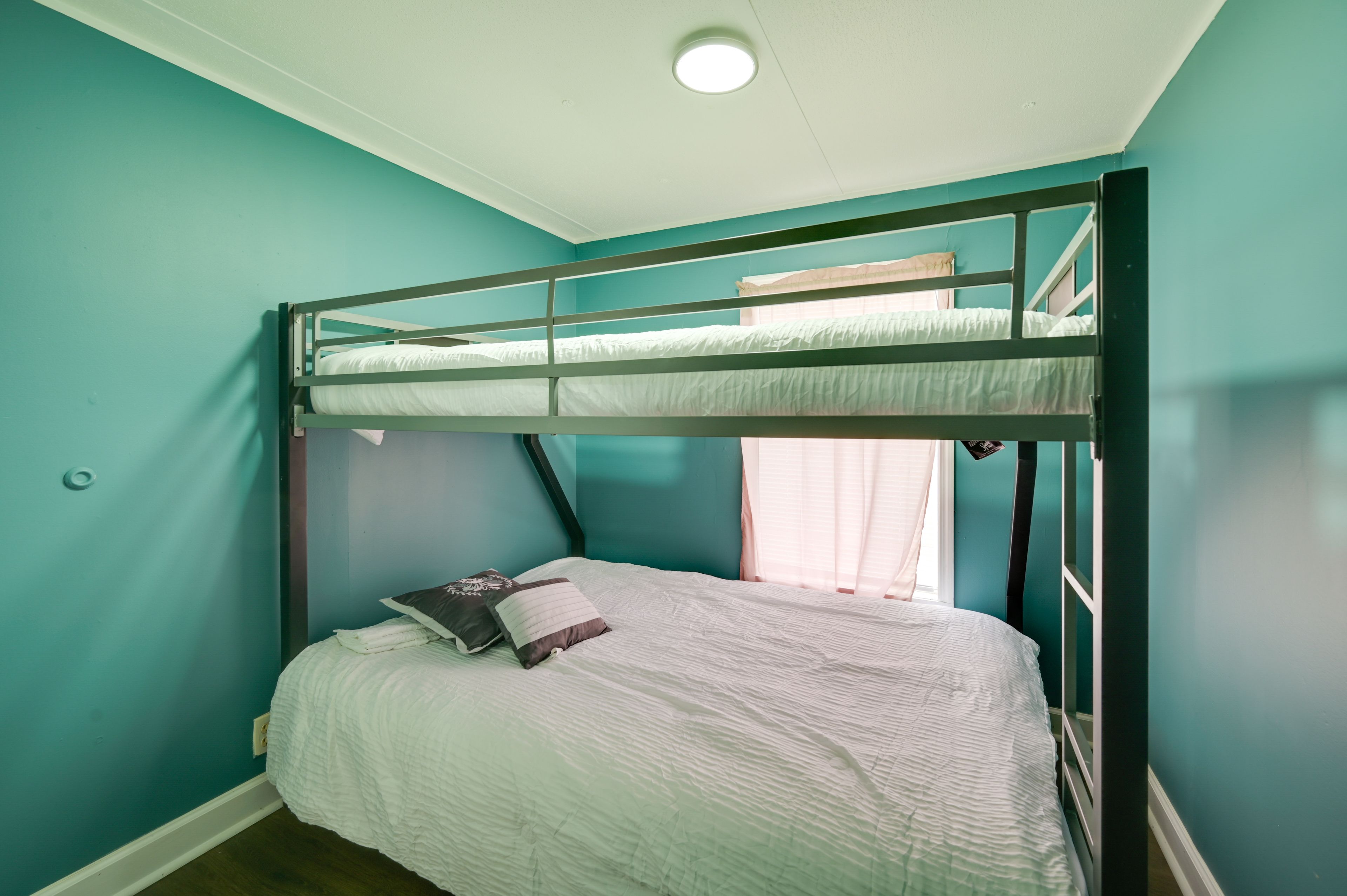 Bedroom 3 | Twin/Full Bunk Bed