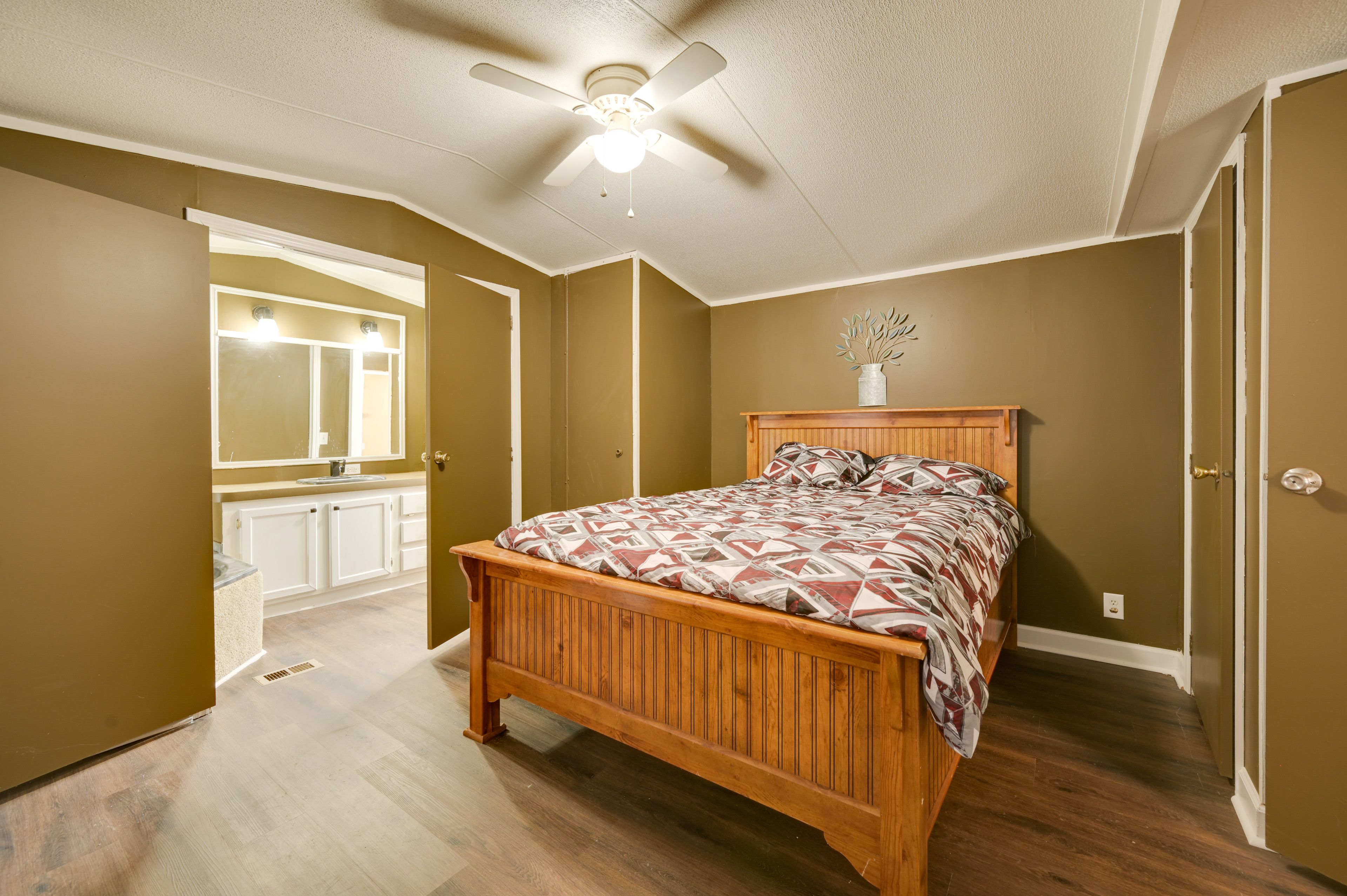 Bedroom 1 | Queen Bed
