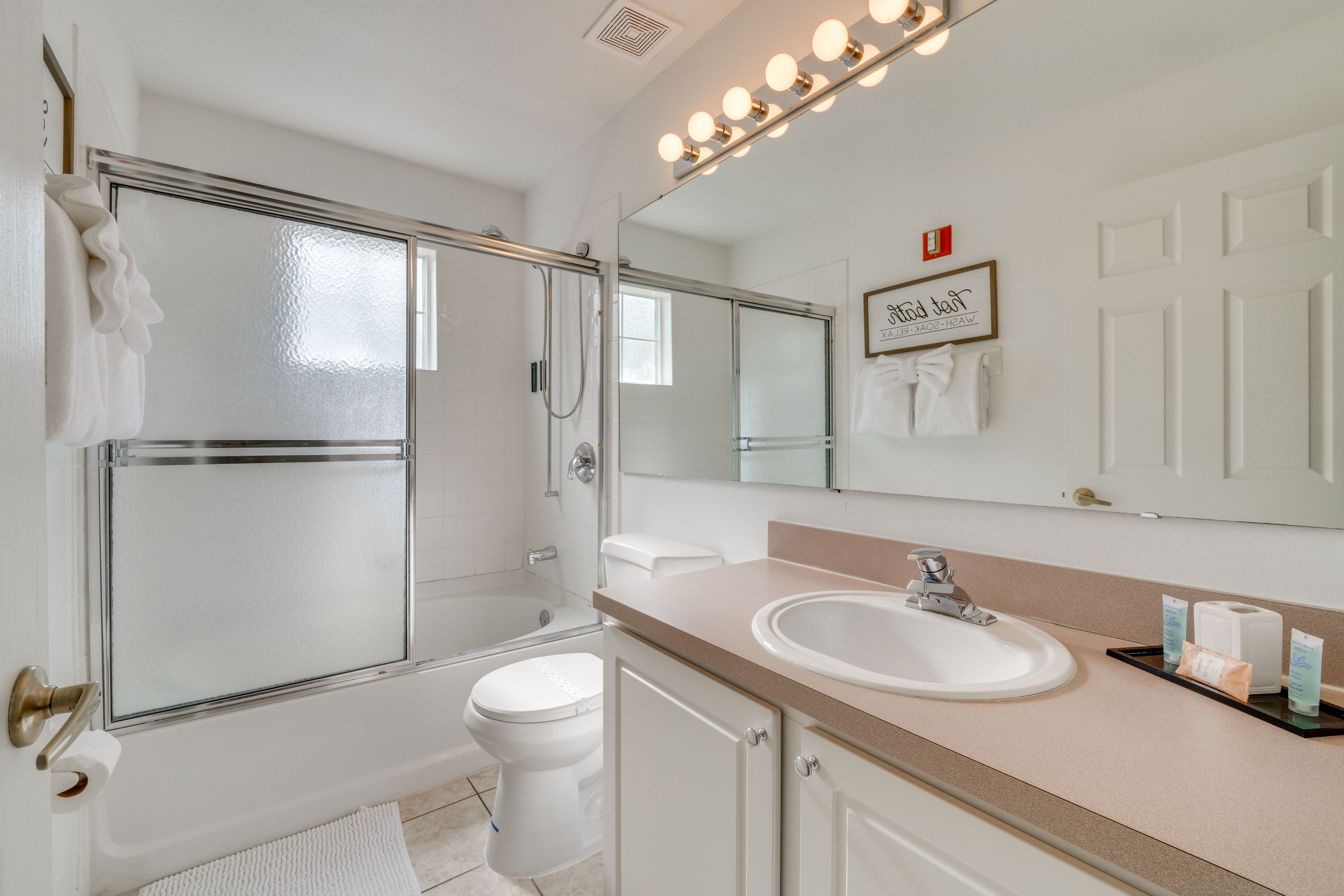 Full Bathroom | 2nd Floor | Towels Provided