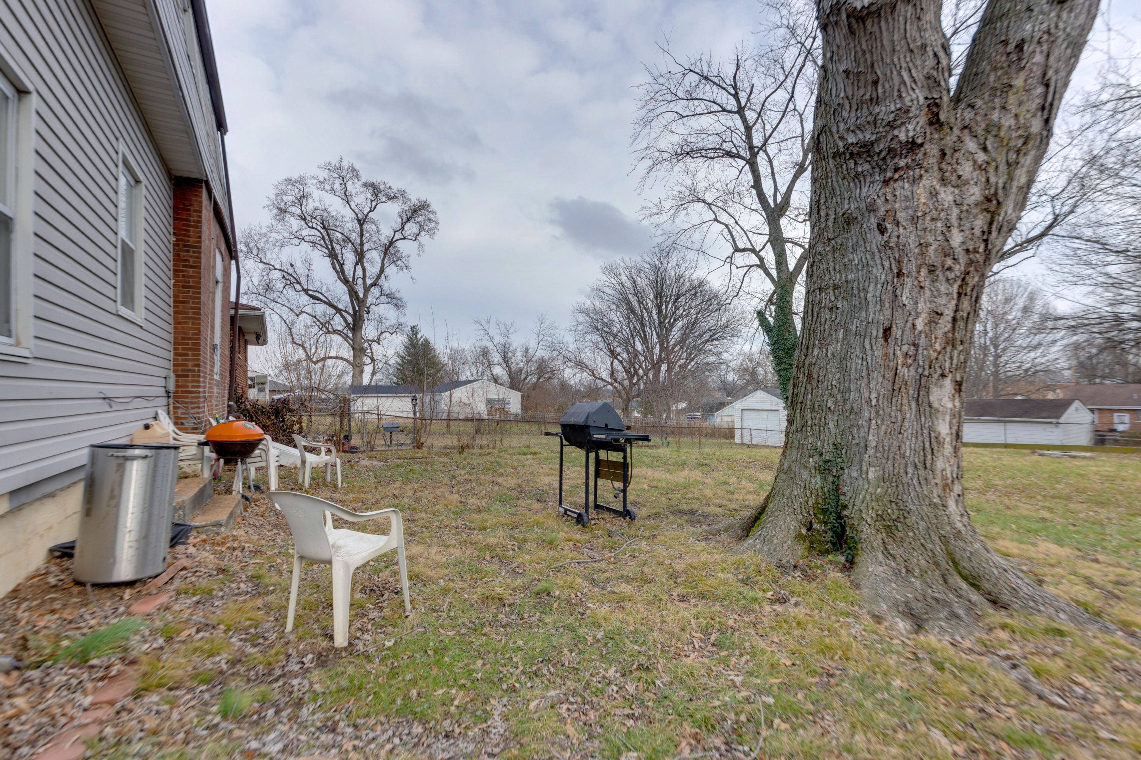 Shared Backyard | Gas & Charcoal Grills | Fire Pit
