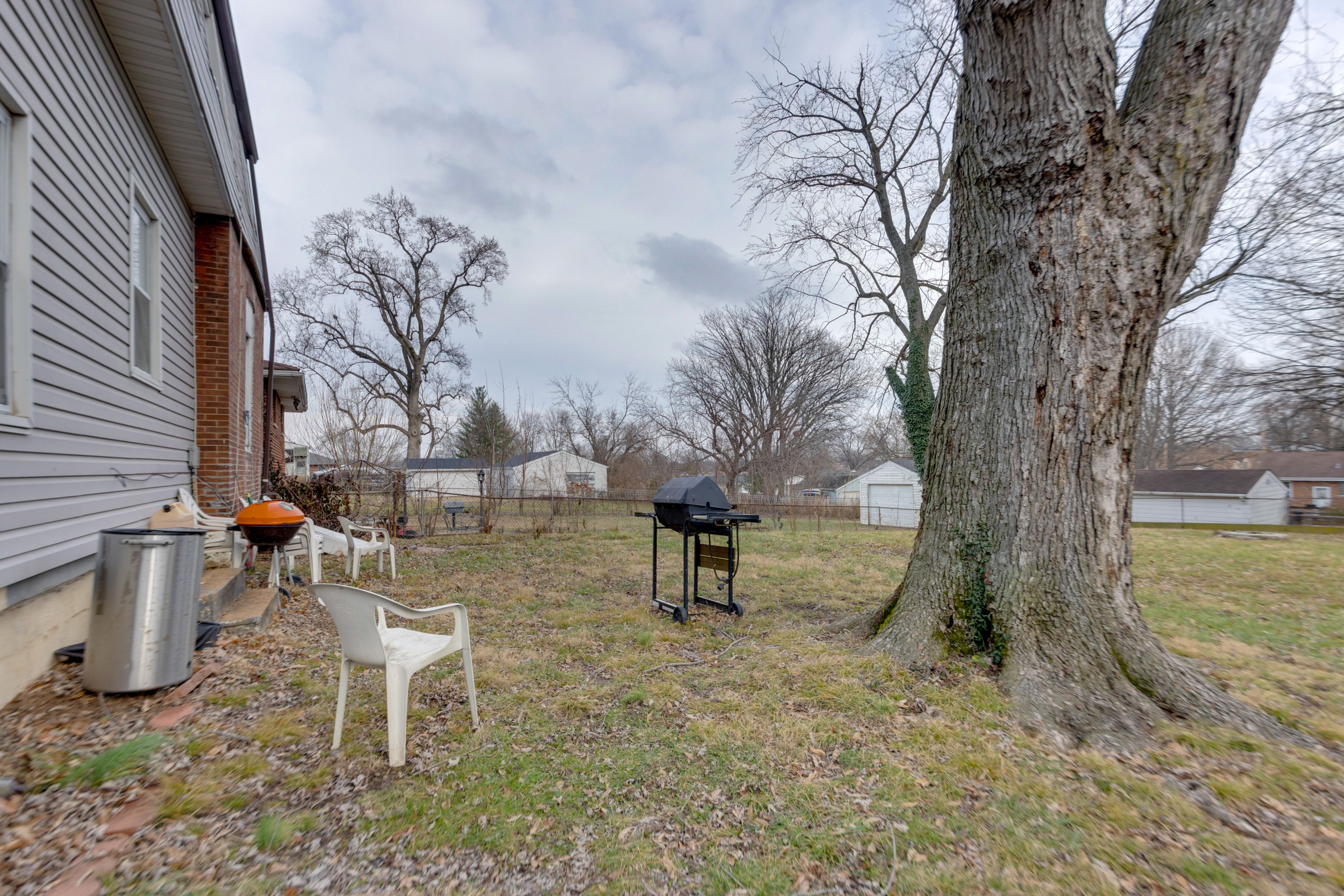 Shared Backyard | Gas & Charcoal Grills | Fire Pit