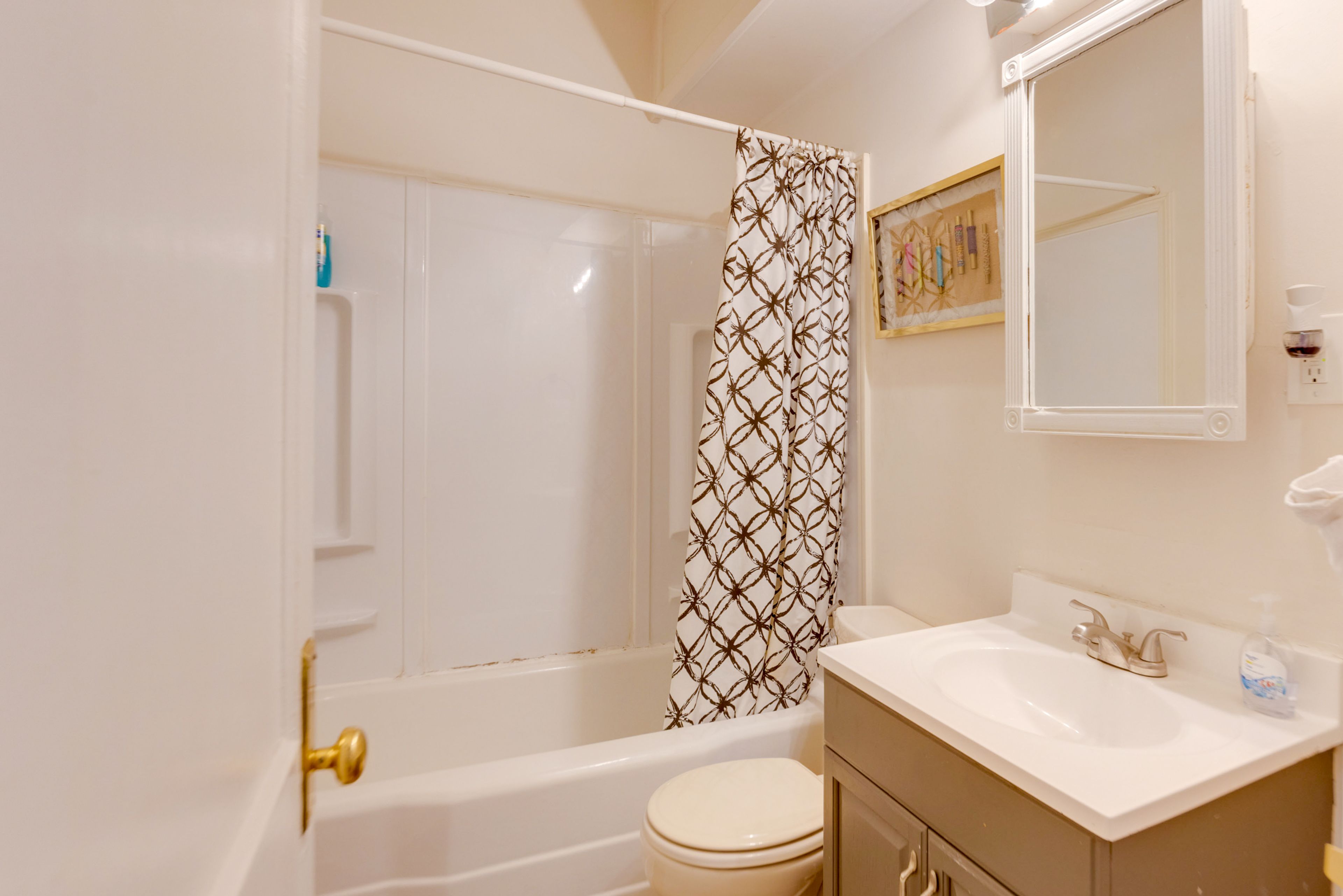 Full Bathroom | Towels Provided