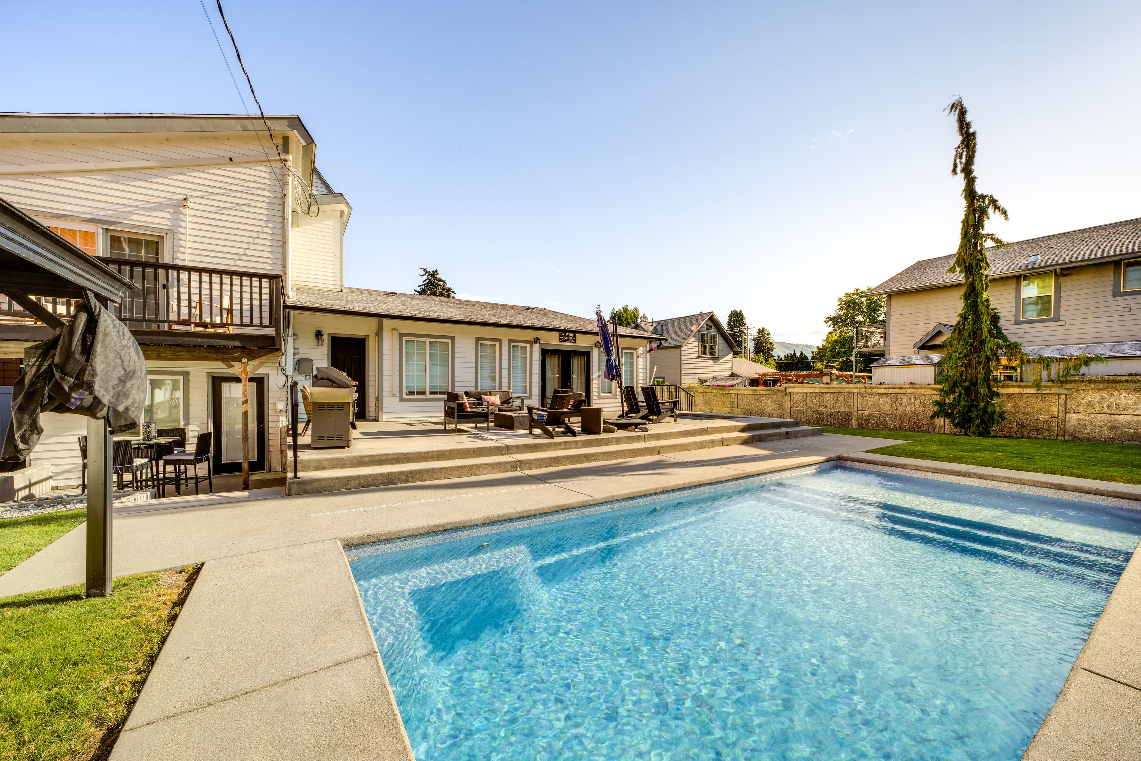 Chelan Vacation Rental | 6BR | 5BA | 4 Steps to Enter | 3,342 Sq Ft