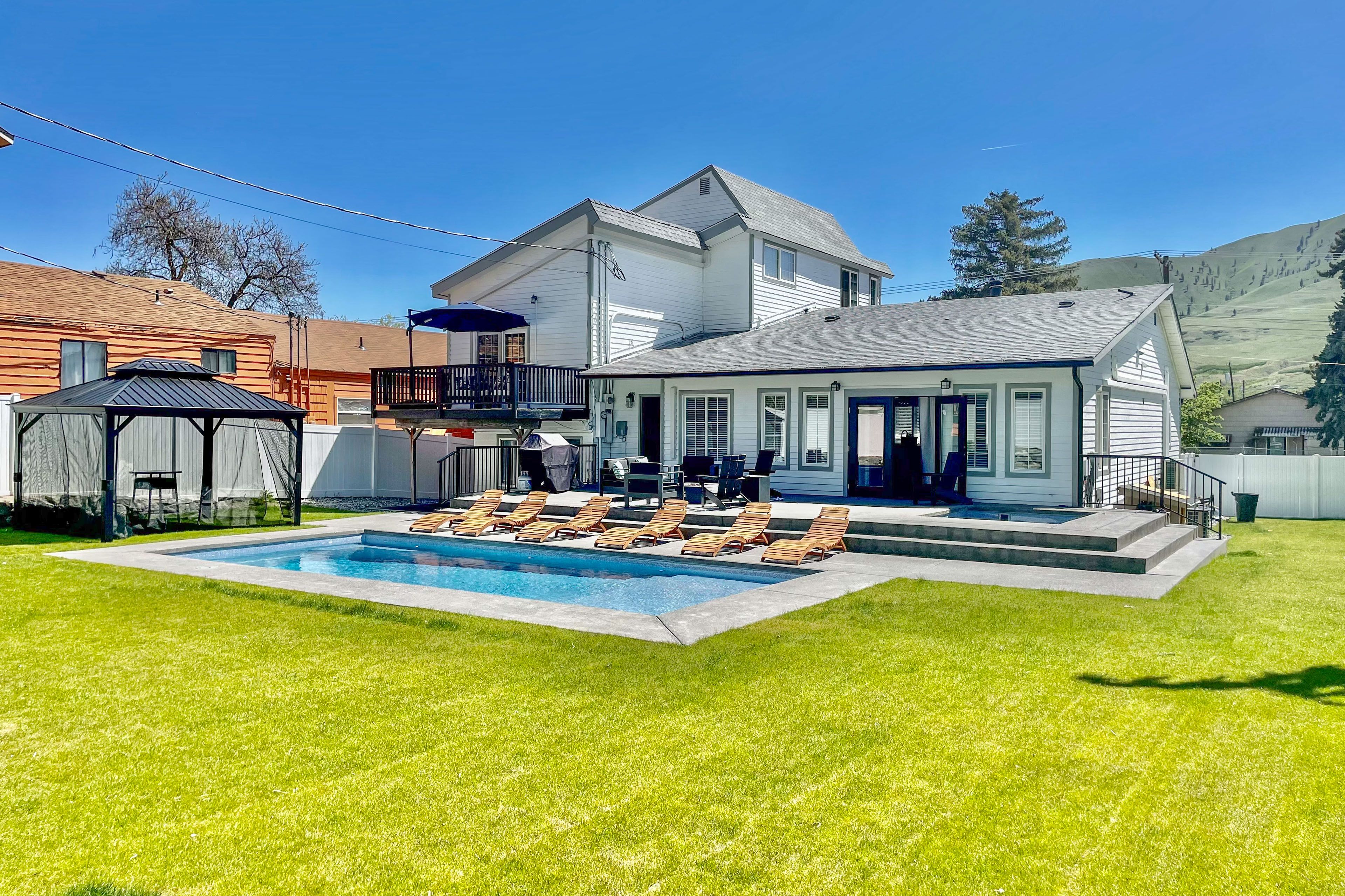 Chelan Vacation Rental | 6BR | 5BA | 4 Steps to Enter | 3,342 Sq Ft