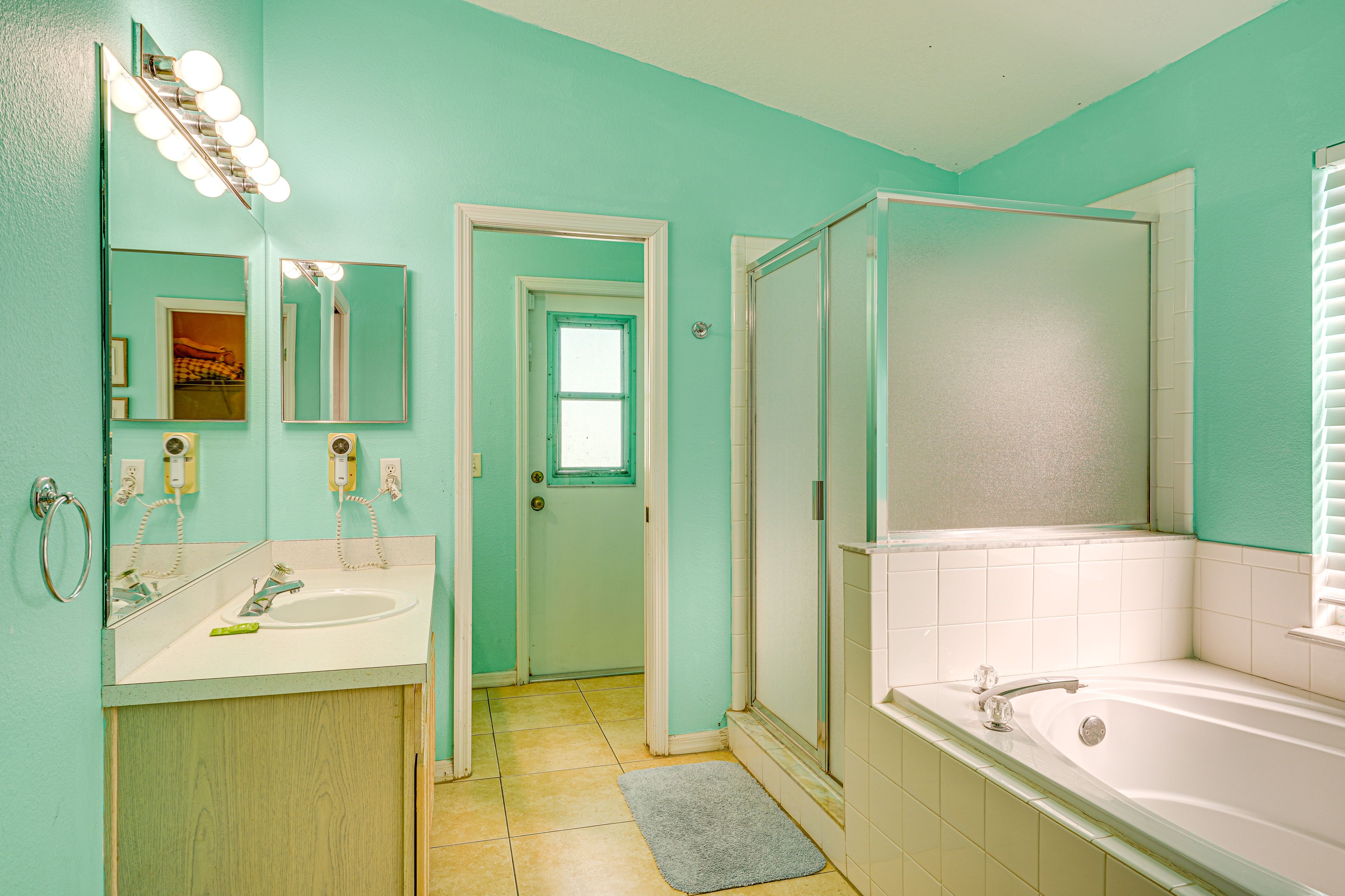 Full Bathroom | Towels Provided