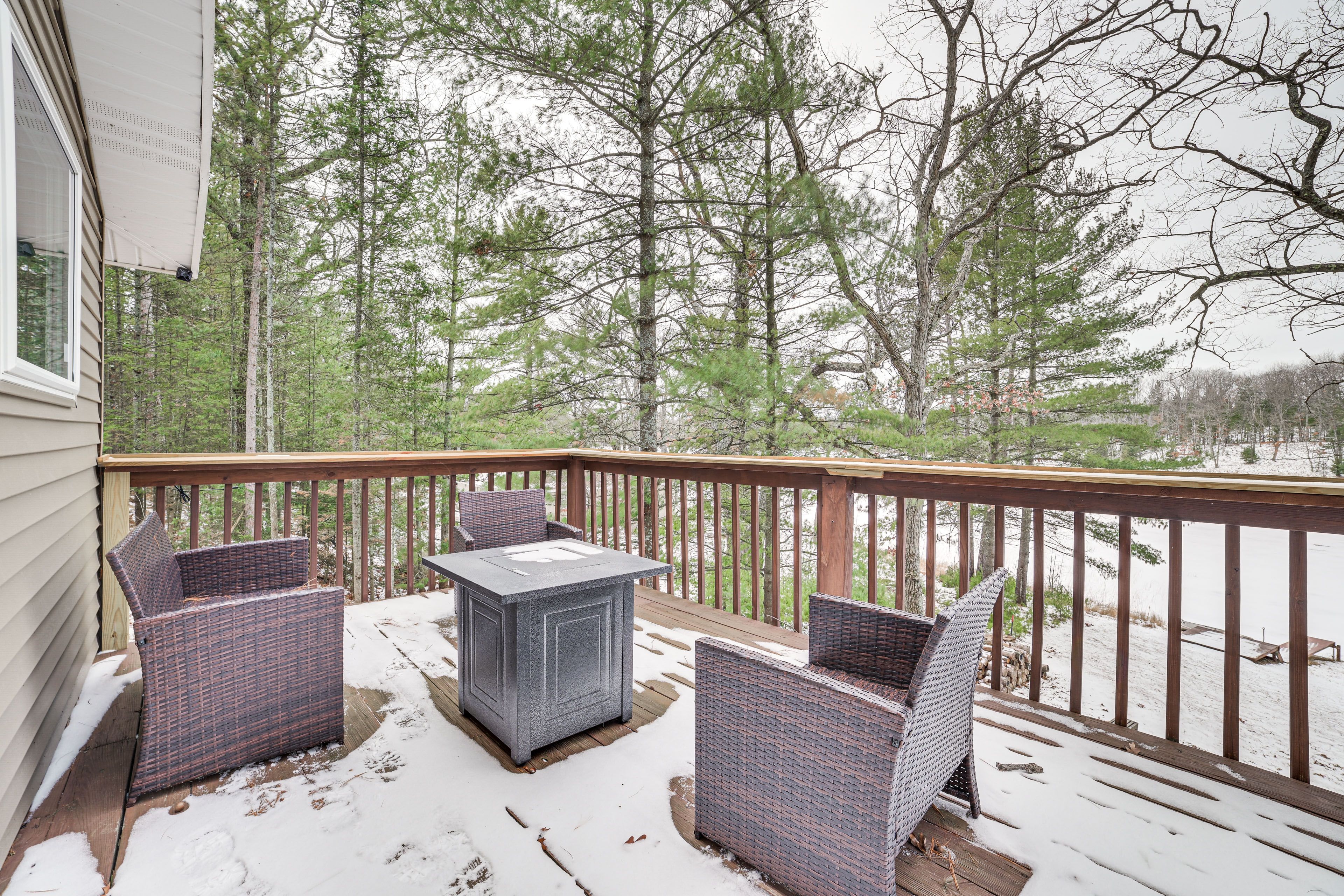 Private Deck | Fire Table | Gas Grills