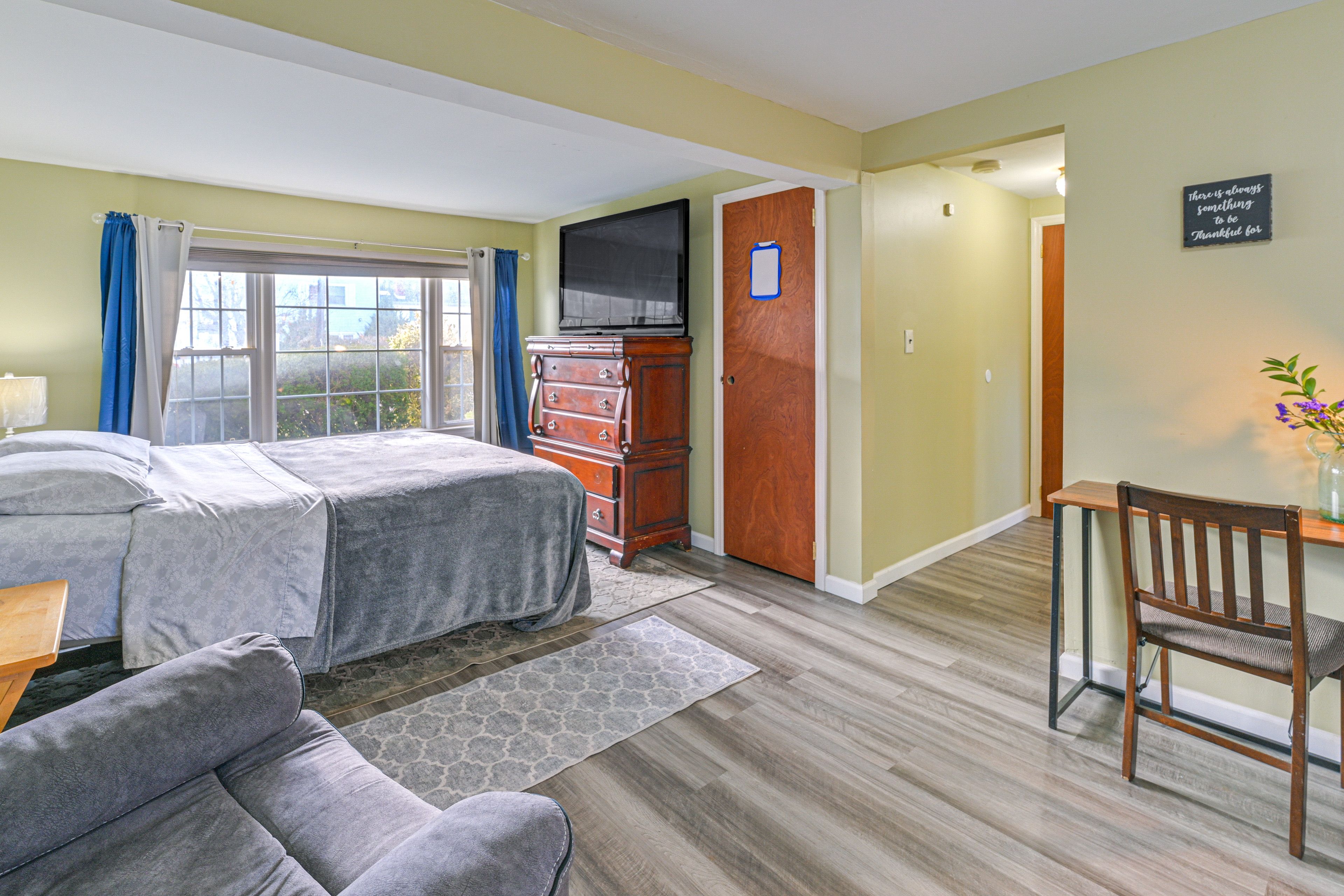 Studio | Queen Bed | Flat-Screen TV