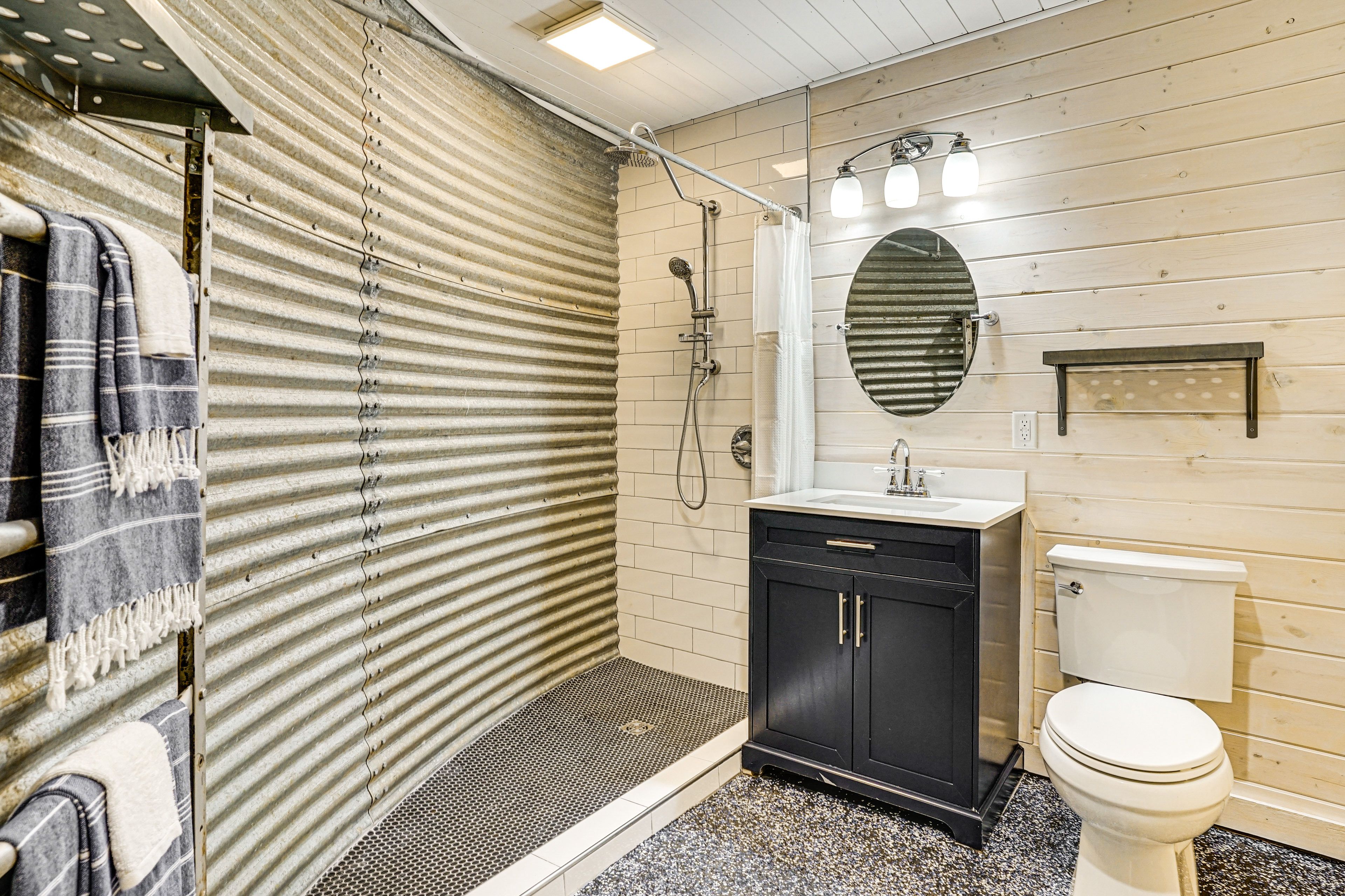 Silo Bathhouse | Full Bathroom