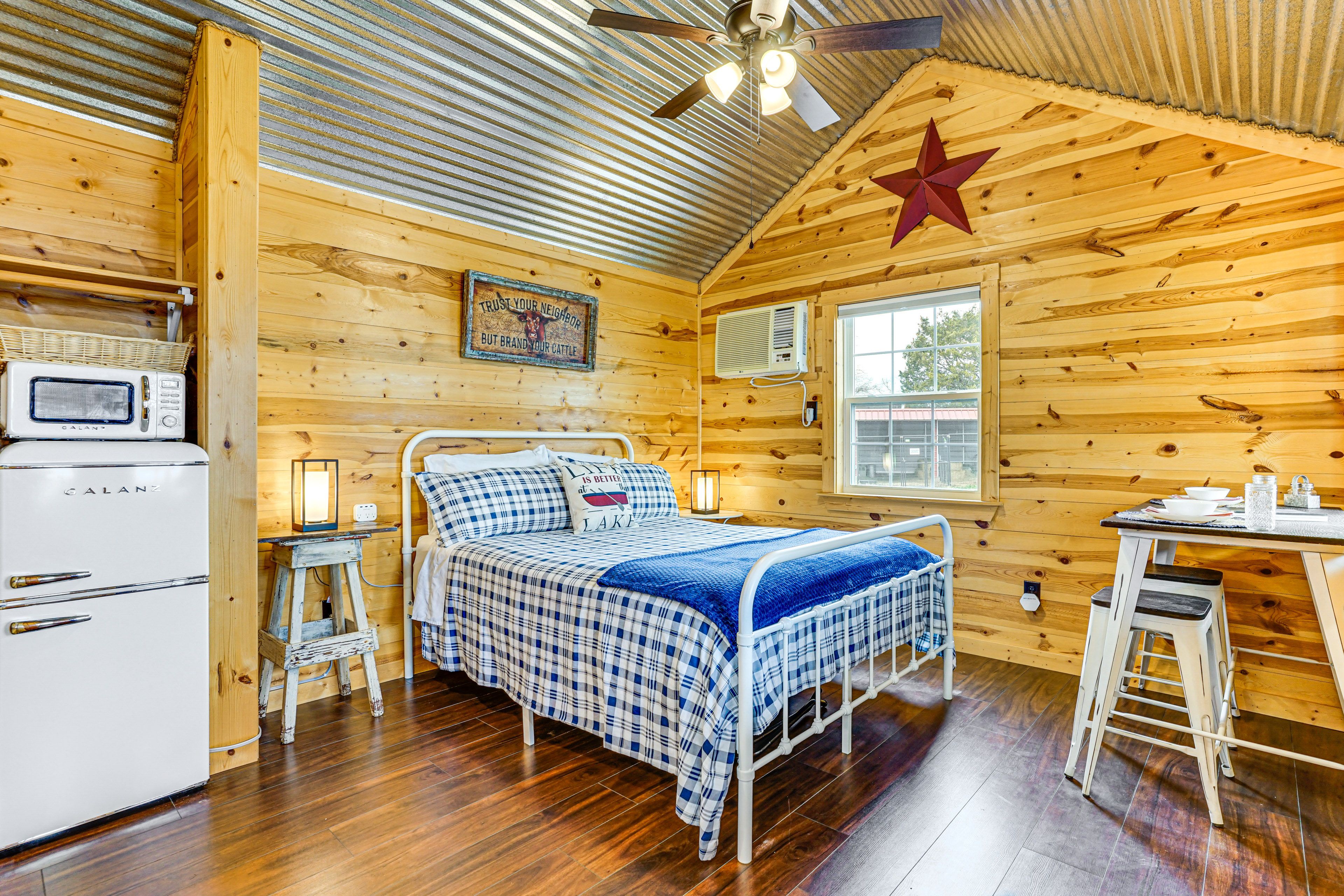 Bedroom 2 | Queen Bed | Cliffside Cabin 1 | Single-Story Unit