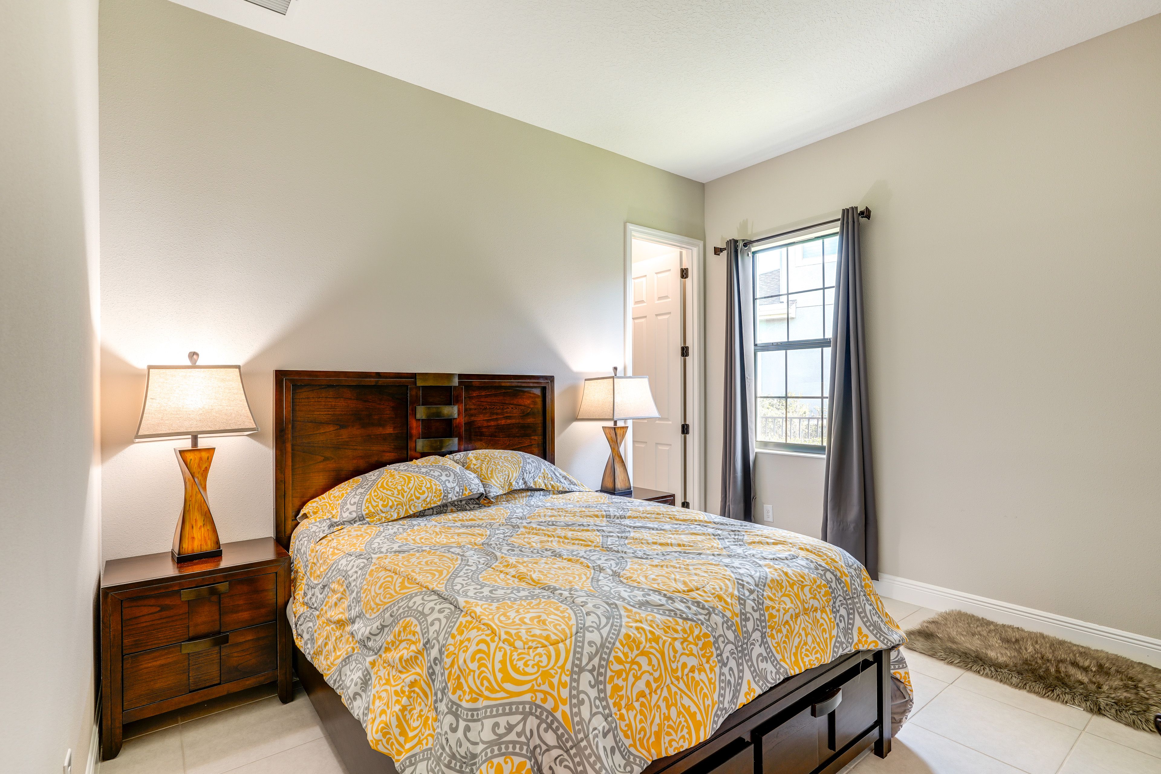 Bedroom 1 | 1st Floor | Queen Bed | Linens Provided