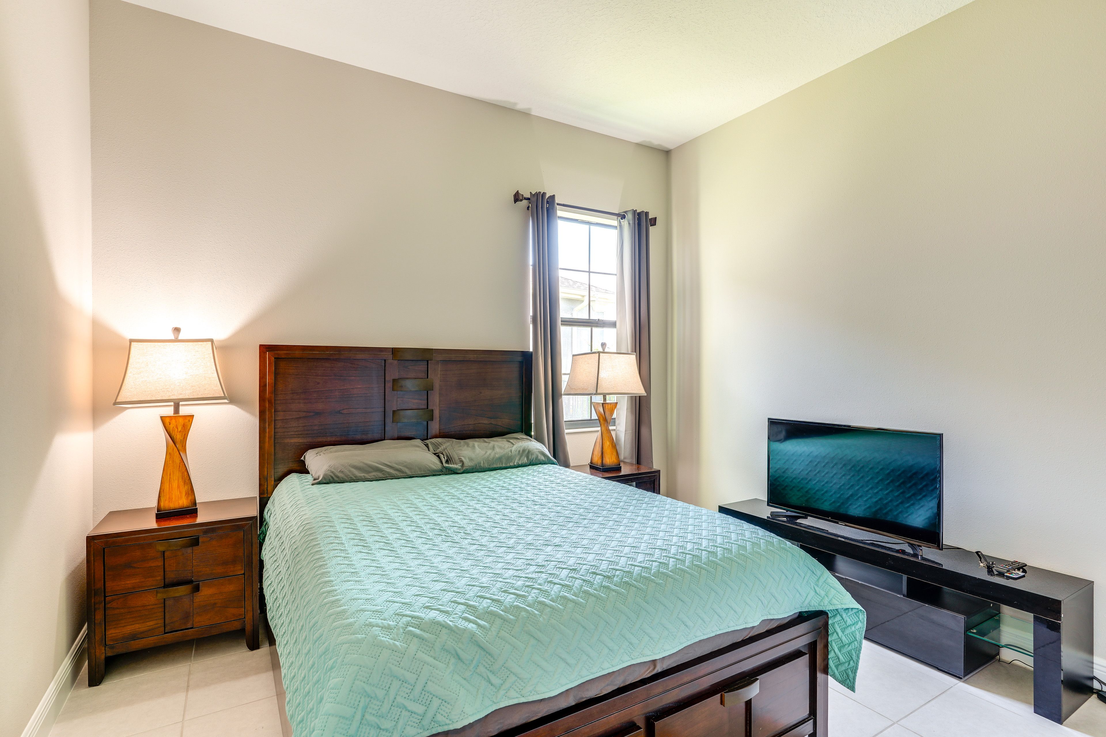 Bedroom 2 | 1st Floor | Queen Bed