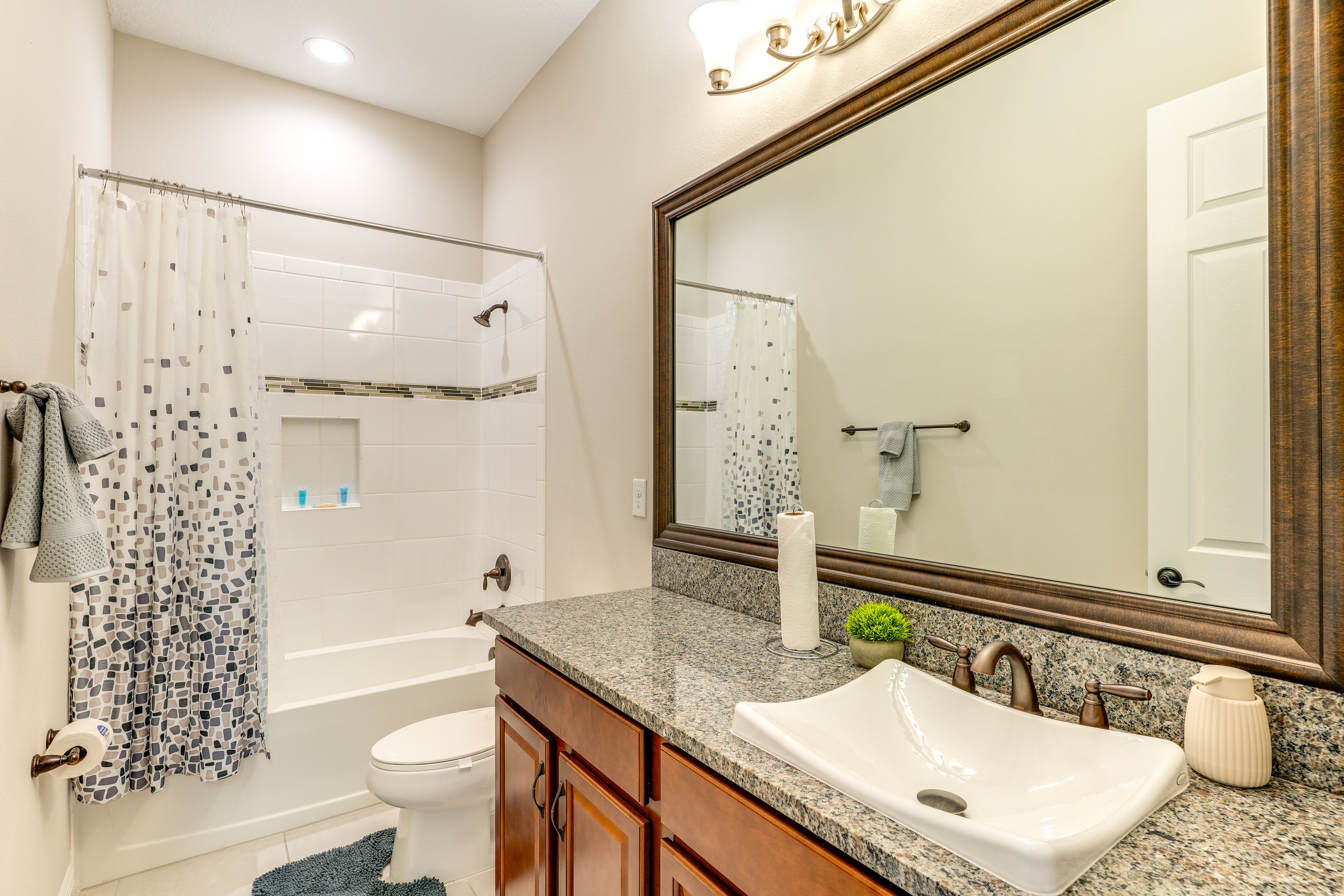 Full Bathroom | 1st Floor | Towels Provided