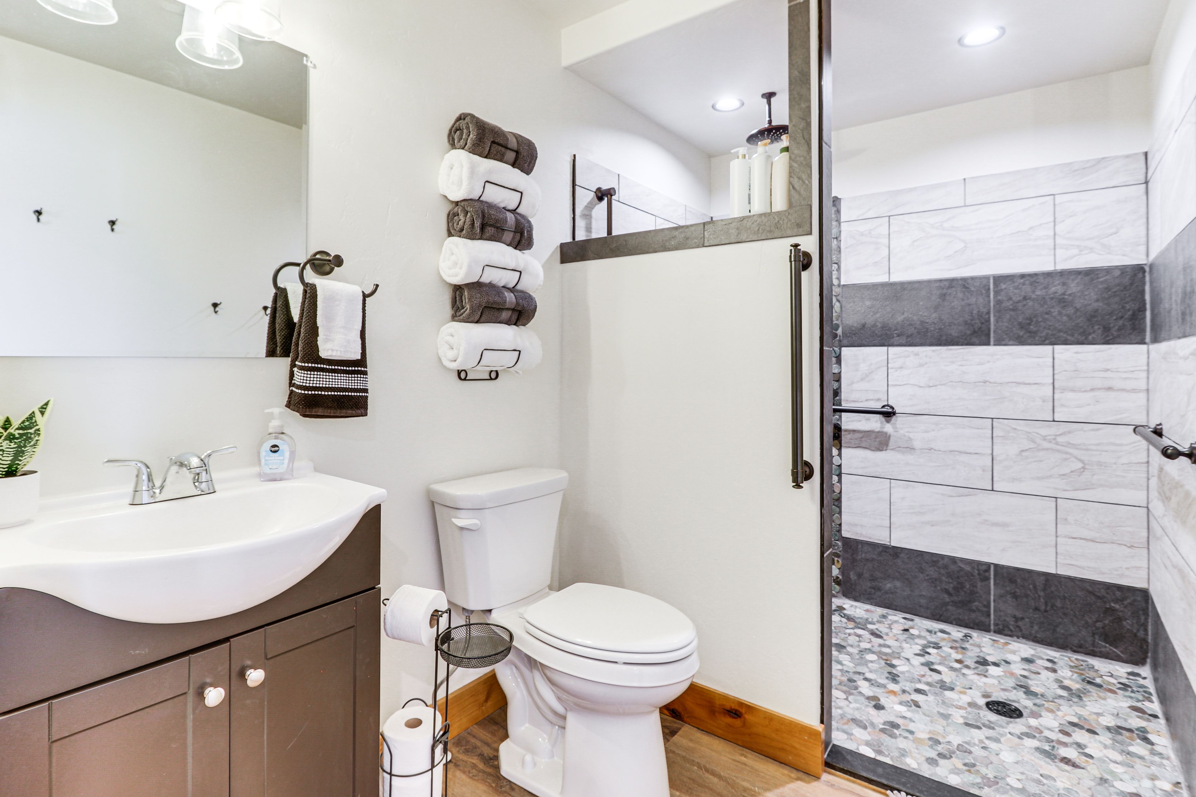 Full Bathroom | Towels Provided | Complimentary Toiletries