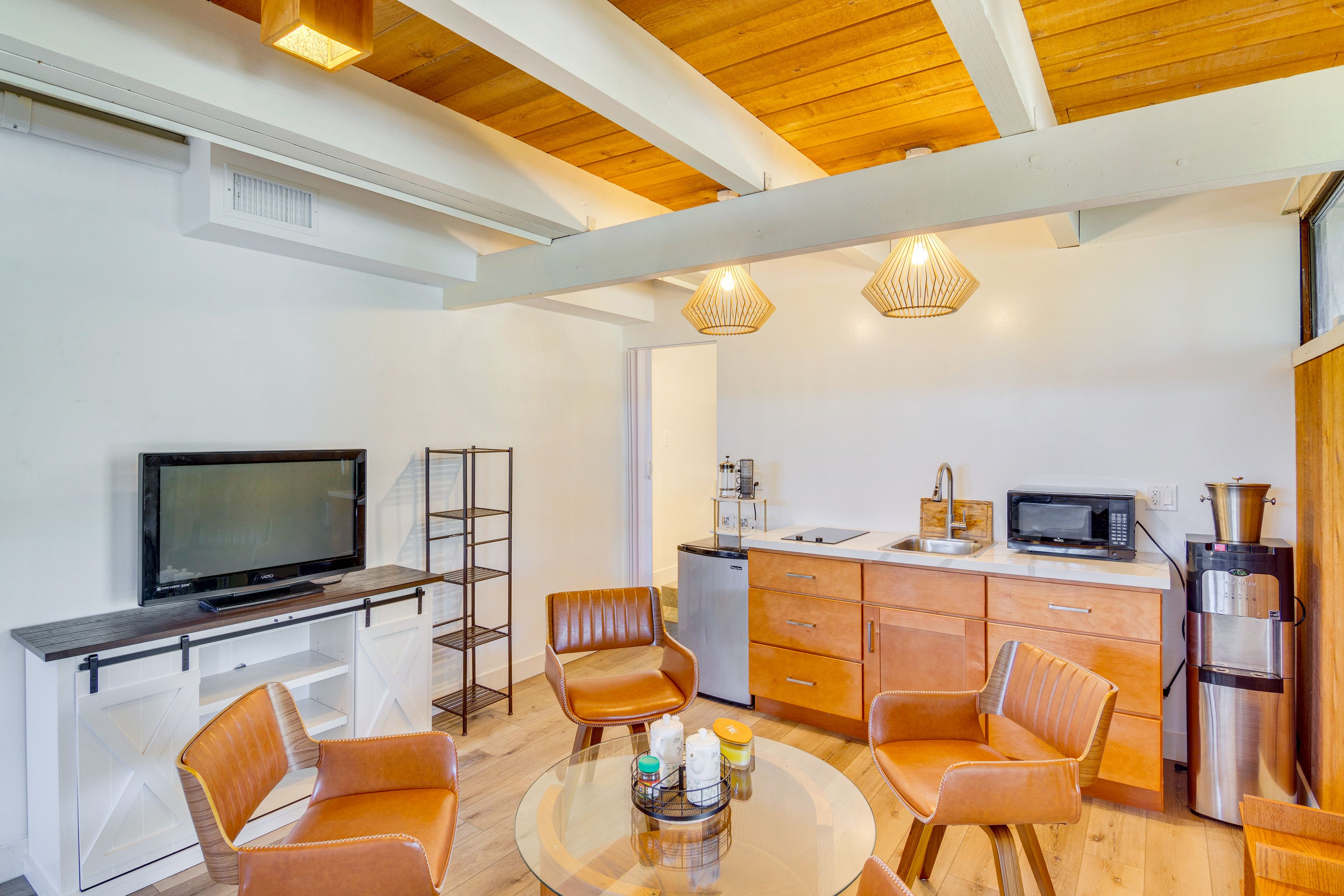 Dining Area | Dishware/Flatware Provided