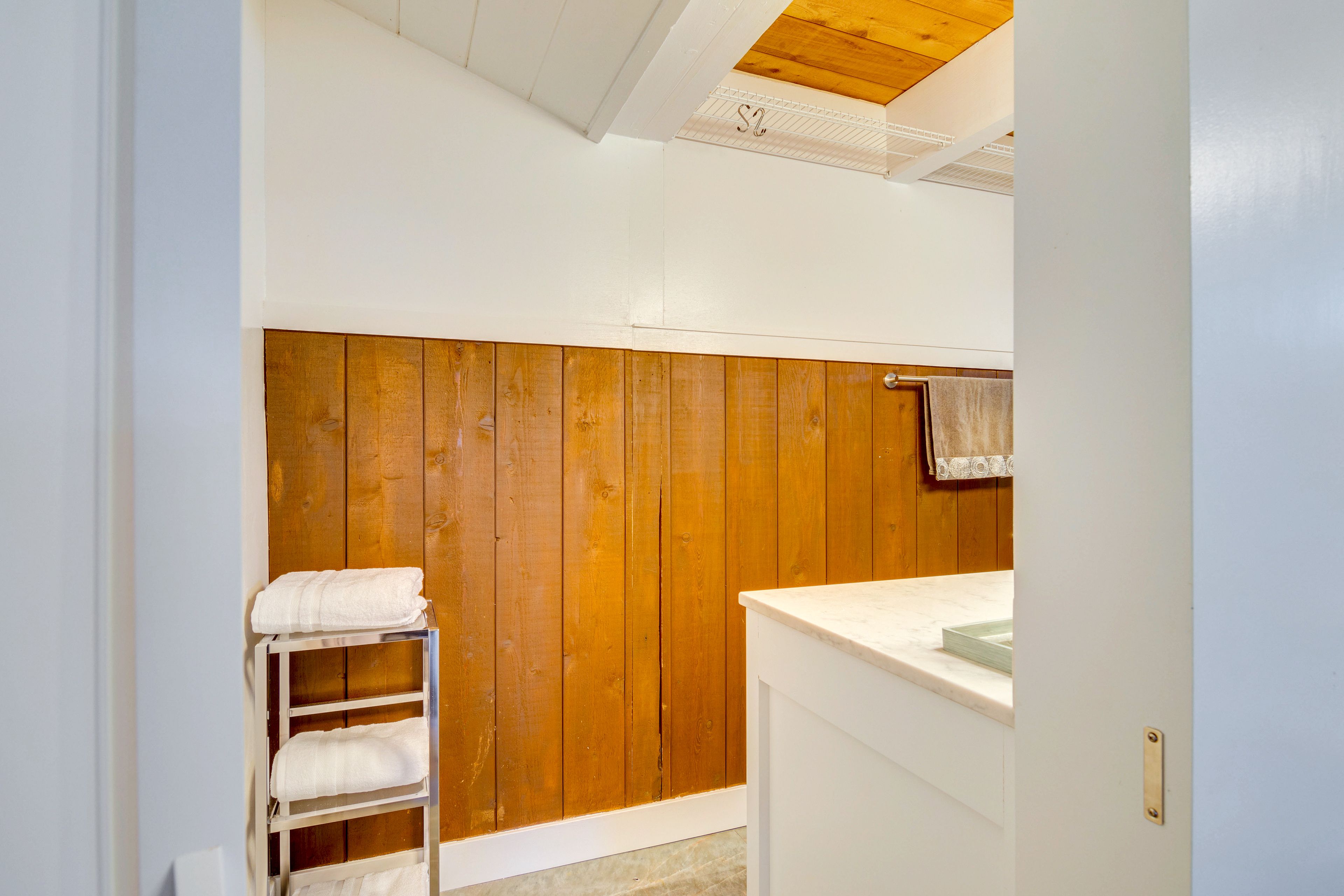 Full Bathroom | Towels Provided