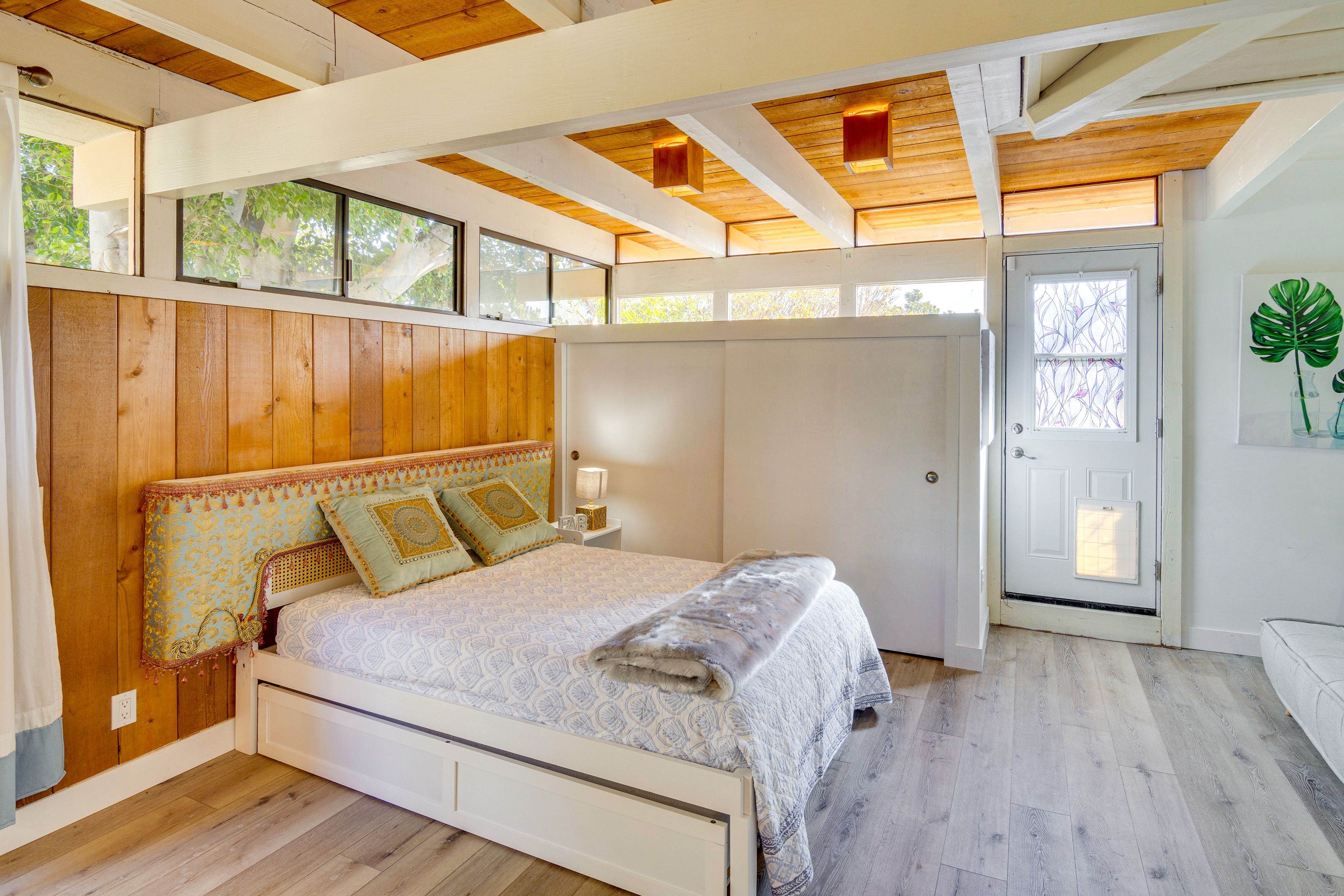 Studio | Full Bed w/ Full Trundle