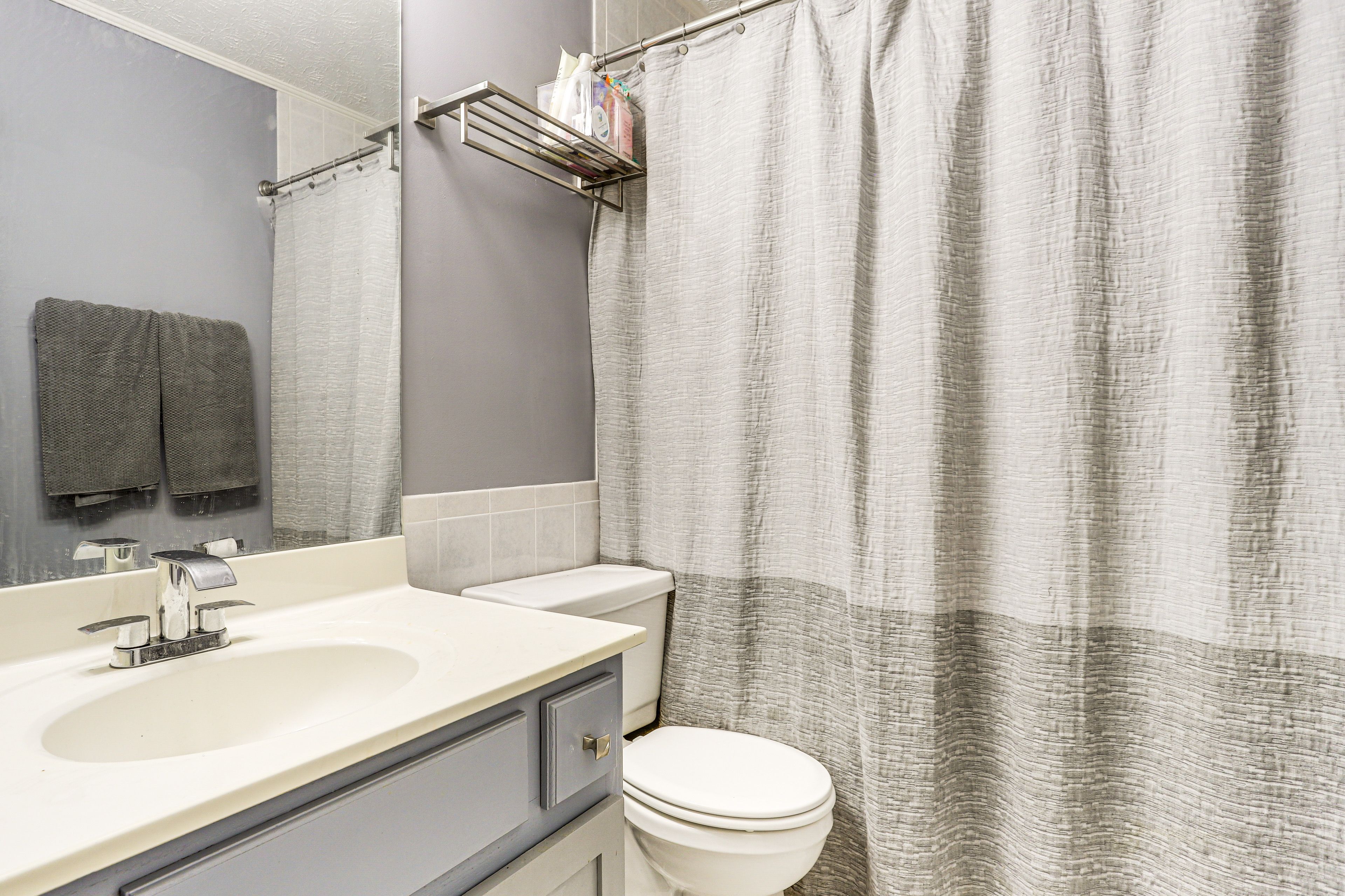 Full Bathroom | 2nd Floor | Complimentary Toiletries