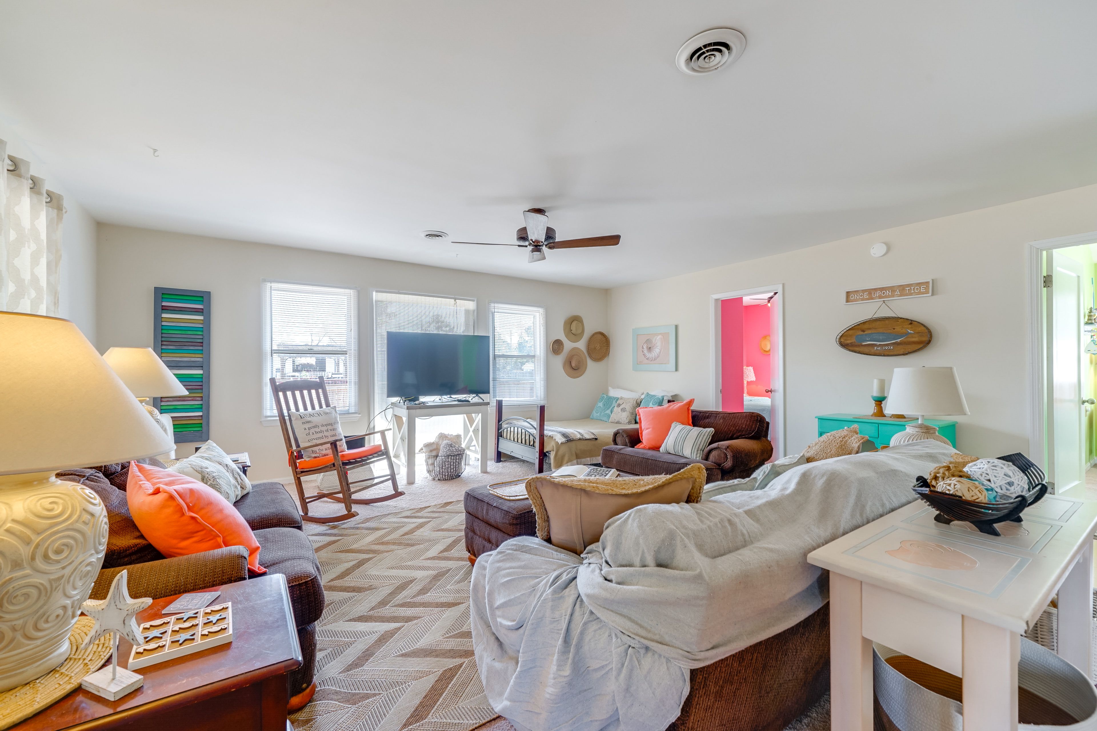 Living Room | Full Futon | Smart TV | Free WiFi