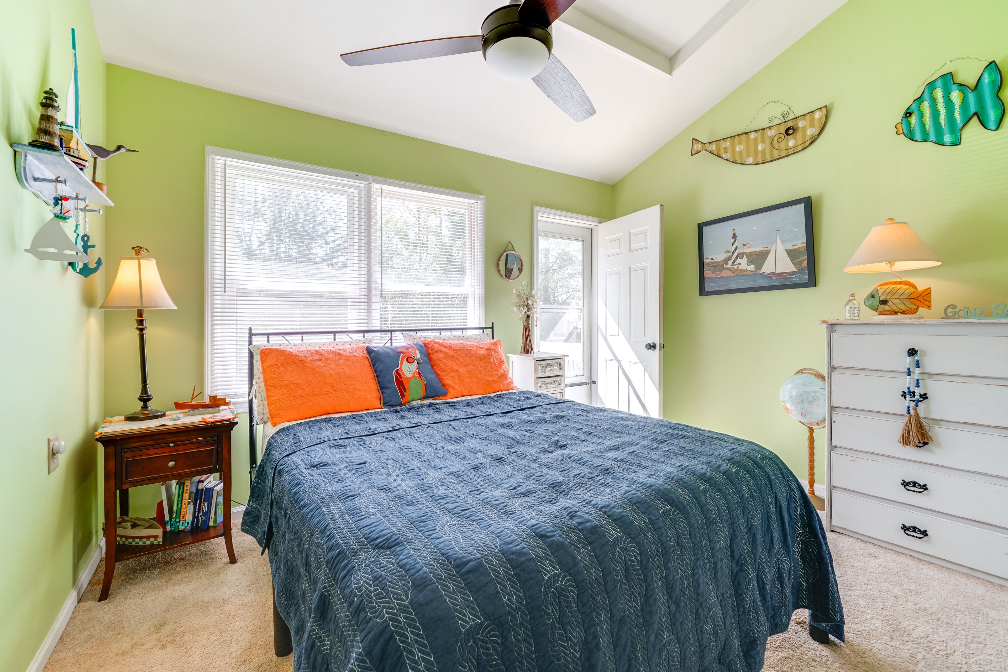 Bedroom 2 | Queen Bed | Shared En-Suite Bathroom