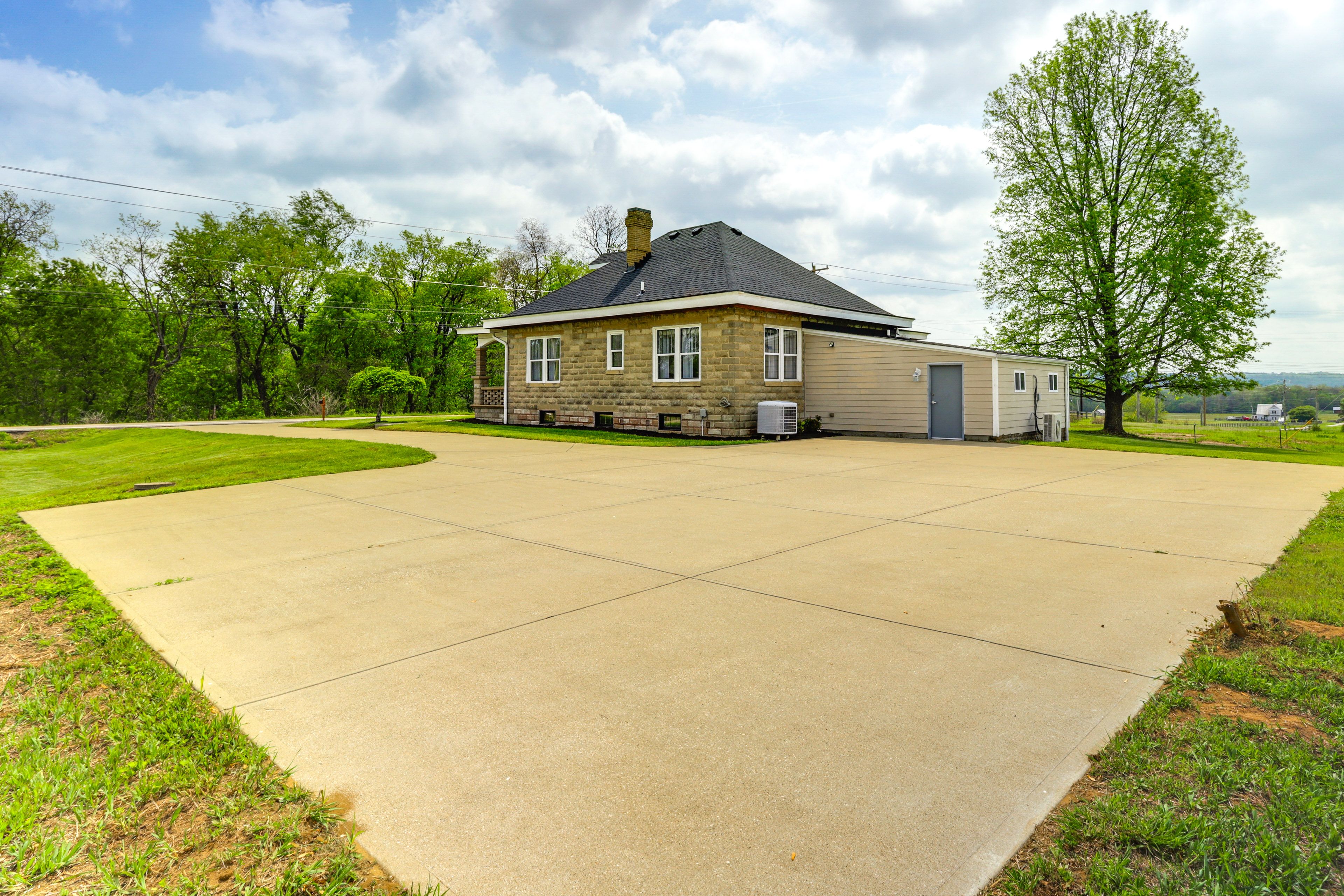 Parking | Driveway (6 Vehicles) | RV/Trailer Parking Allowed