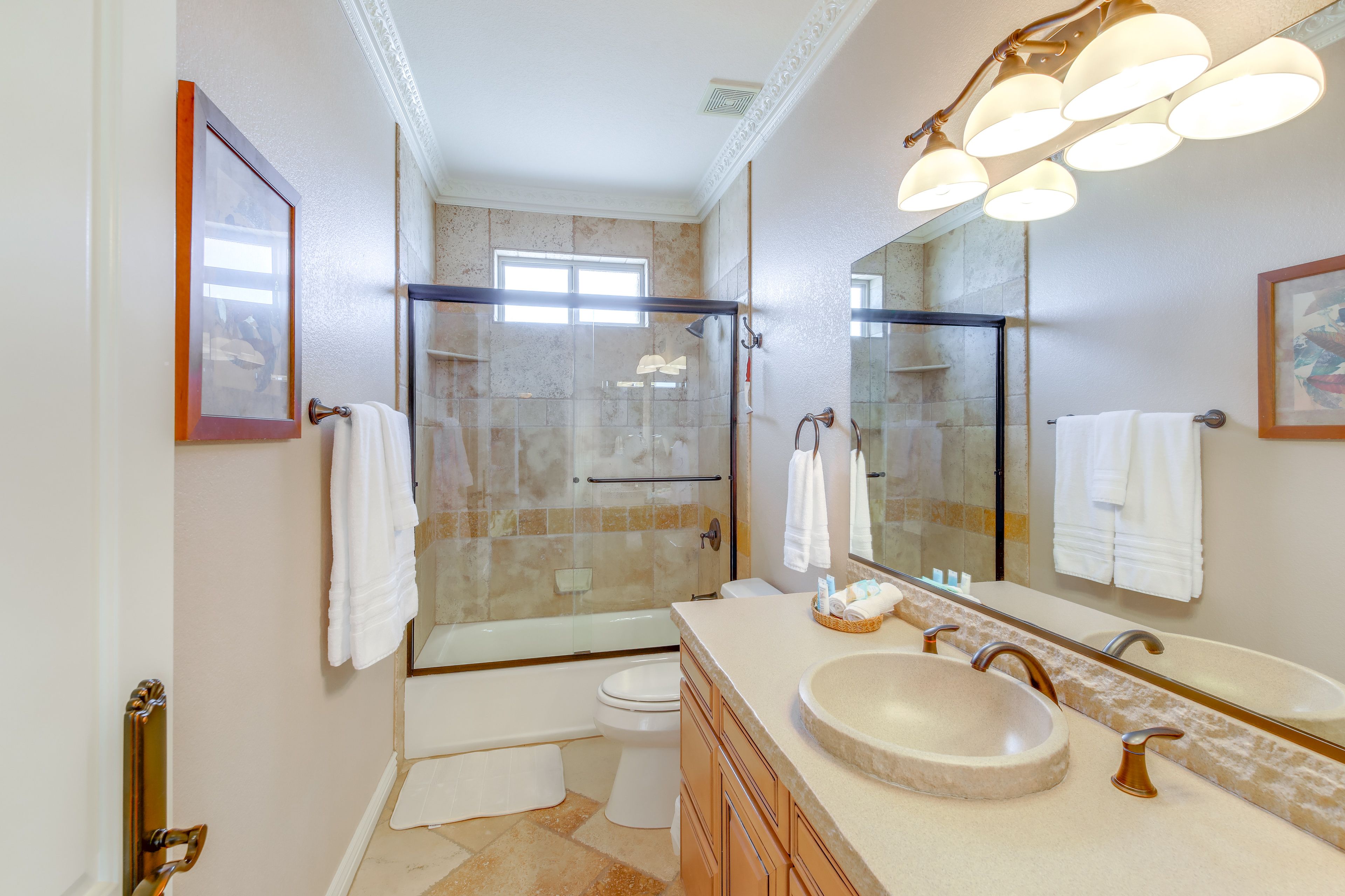 Full Bathroom | 2nd Floor | Towels Provided