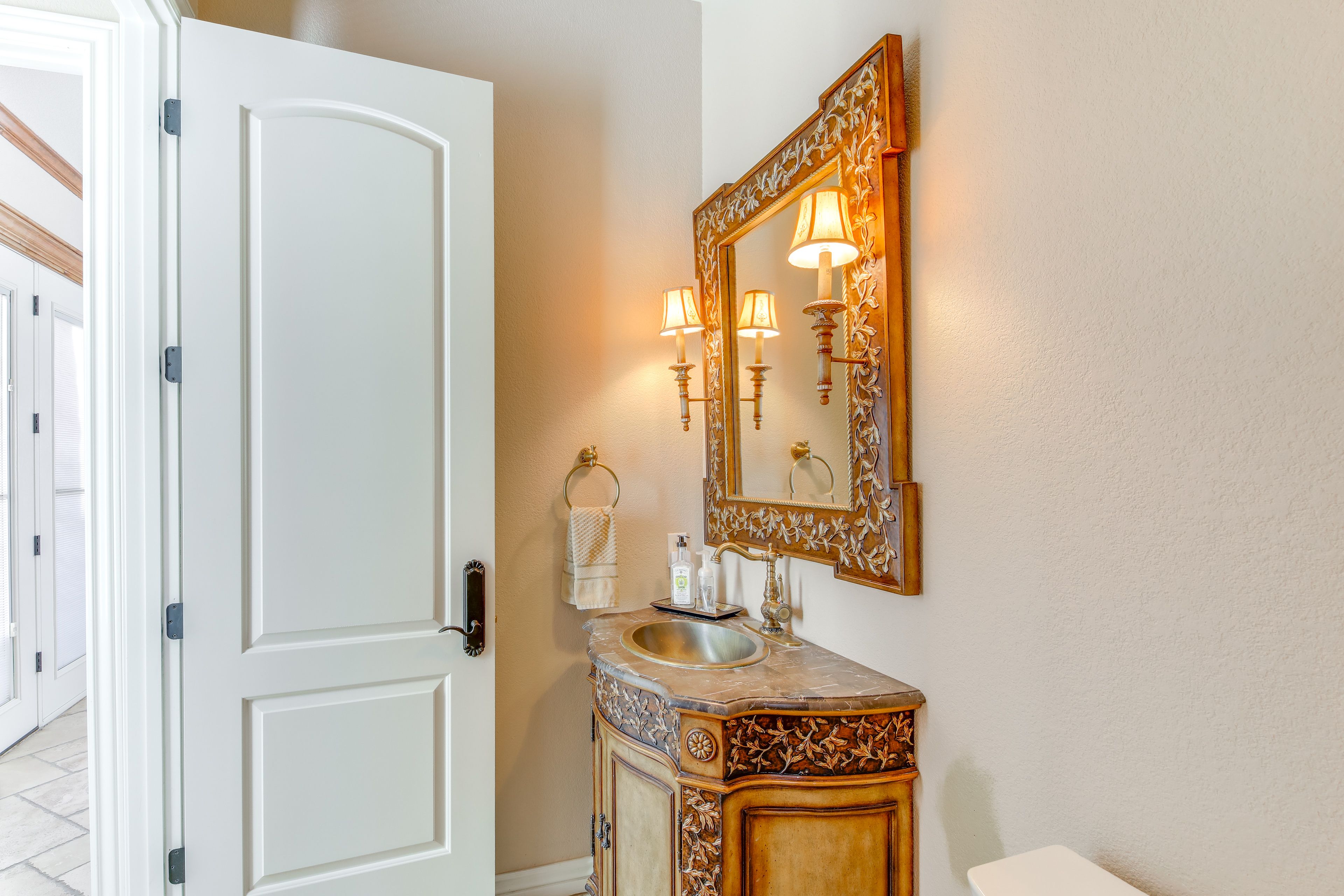 Half Bathroom | 1st Floor | Towels Provided