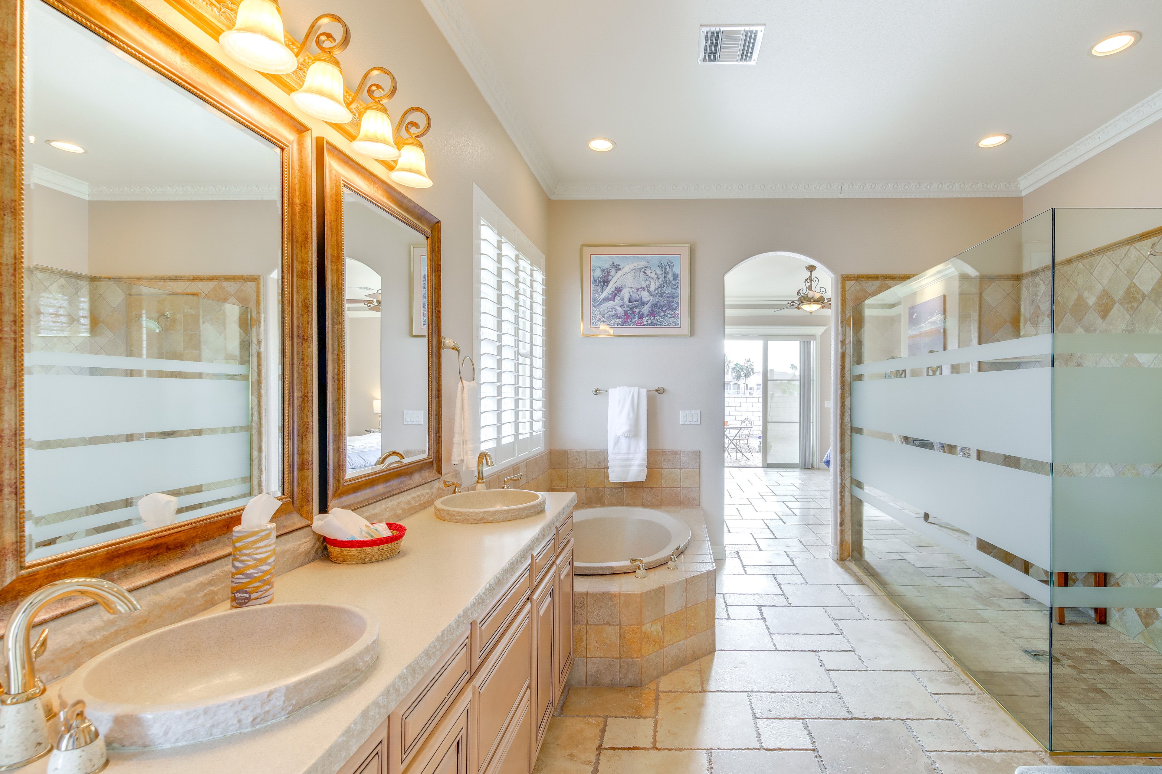 Full Bathroom | 1st Floor | Towels Provided