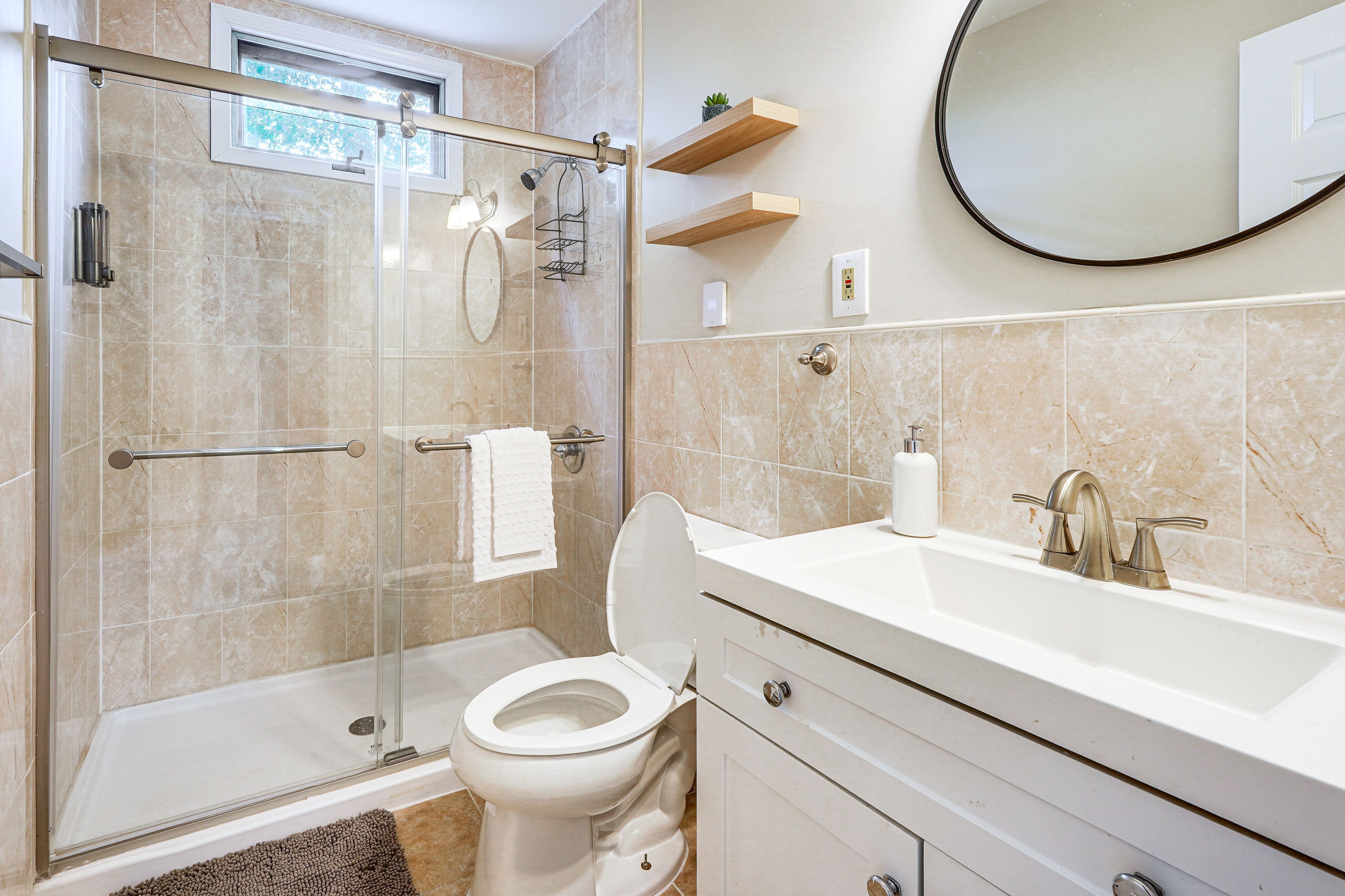 Full Bathroom | 1st Floor | Towels Provided