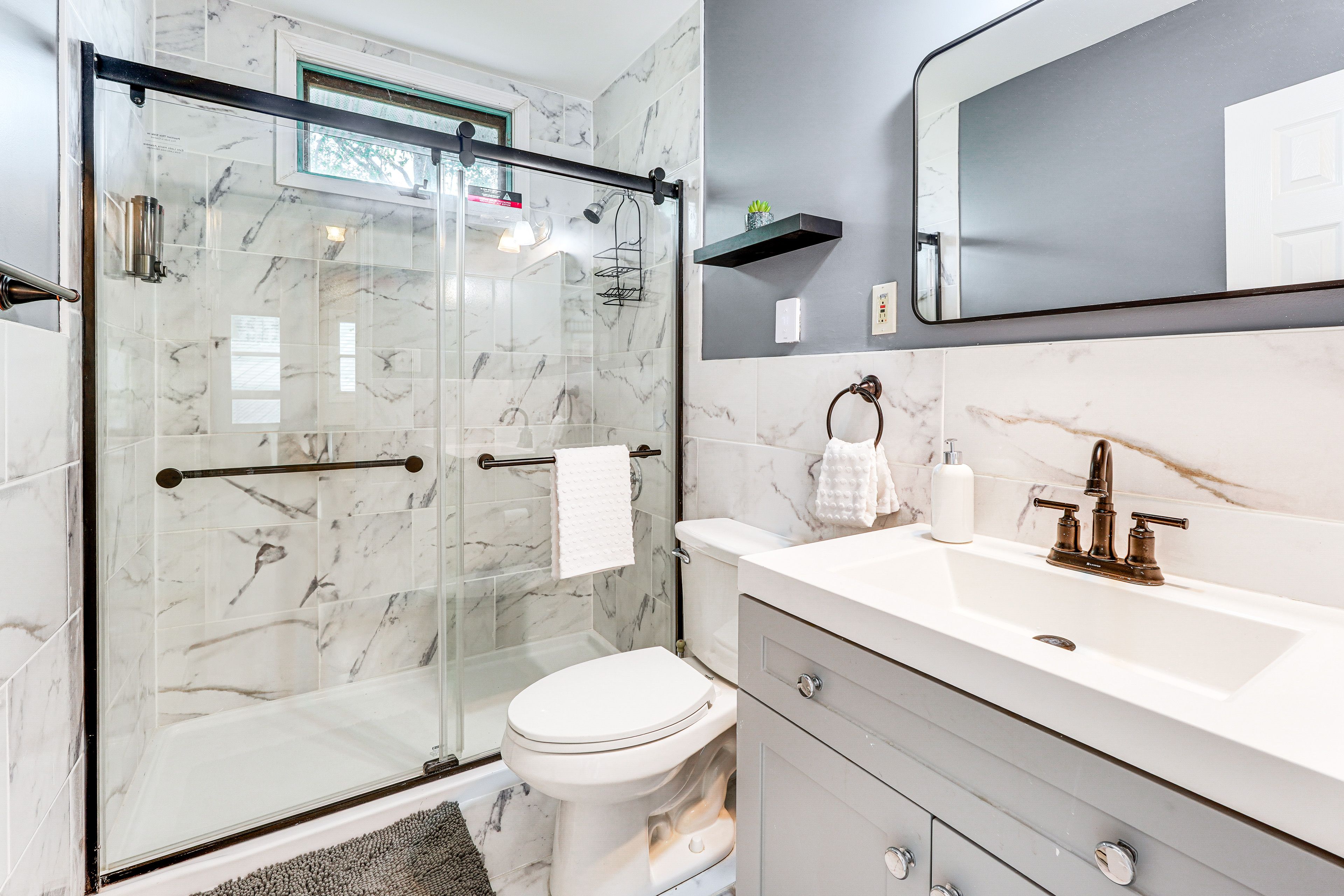 Full Bathroom | 2nd Floor